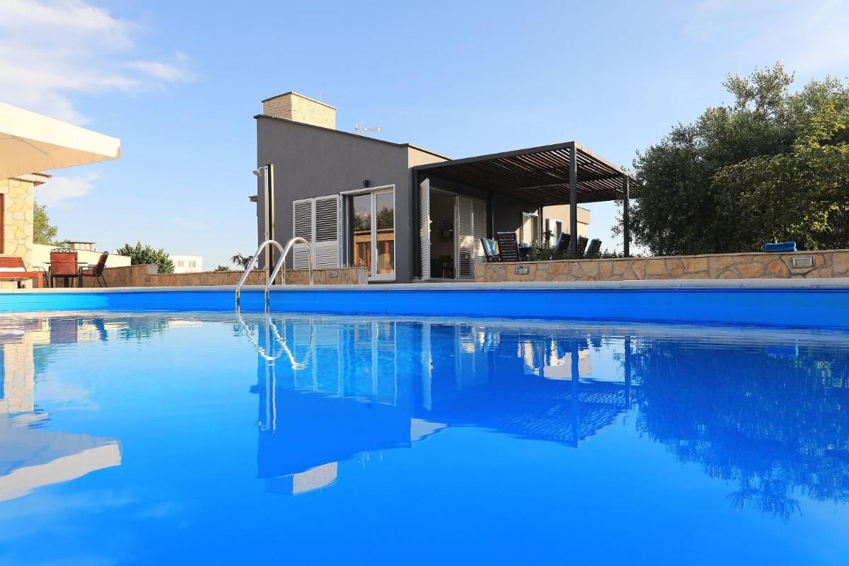 Villa photo 3