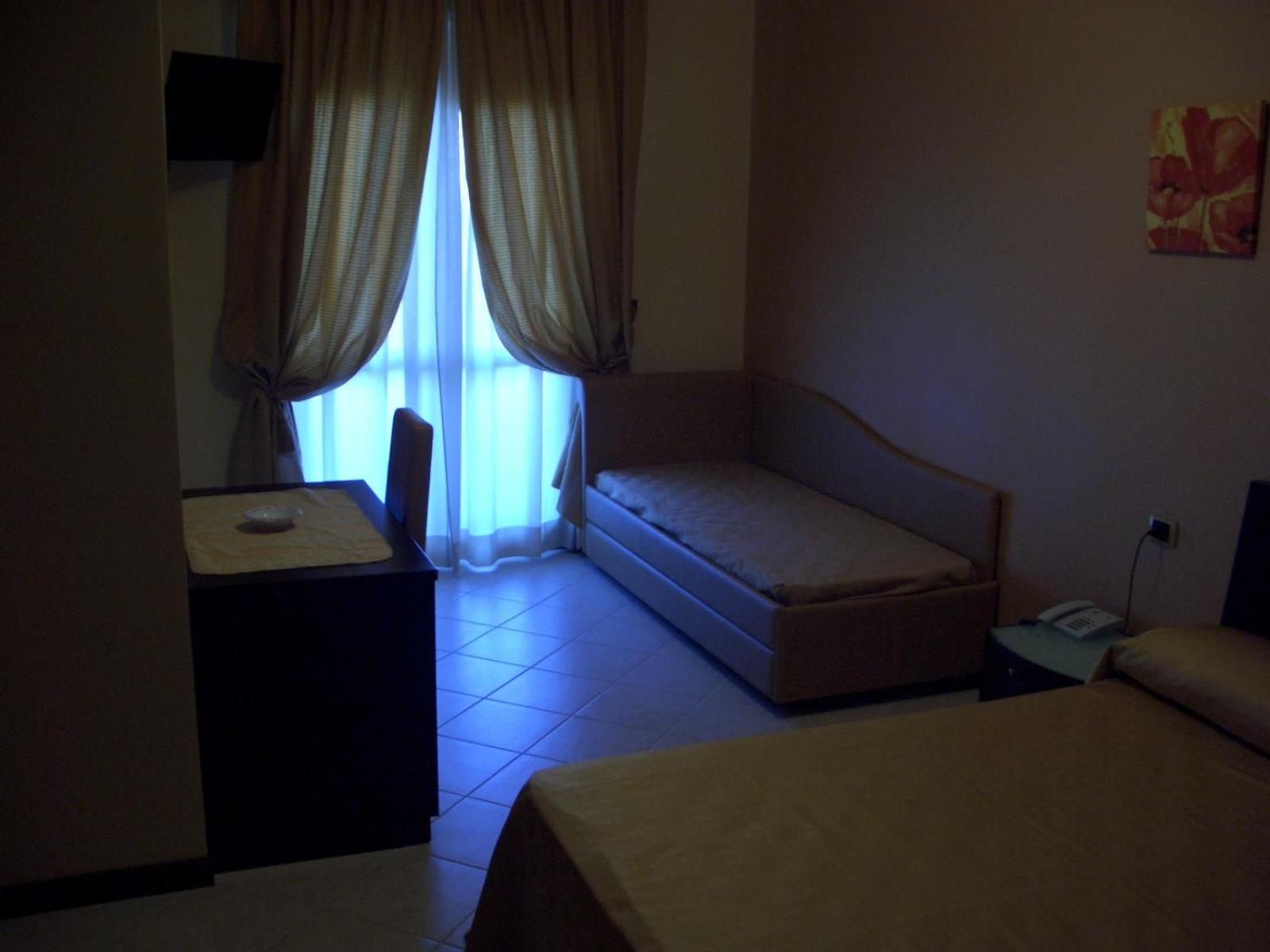 Triple Room - Photo 11