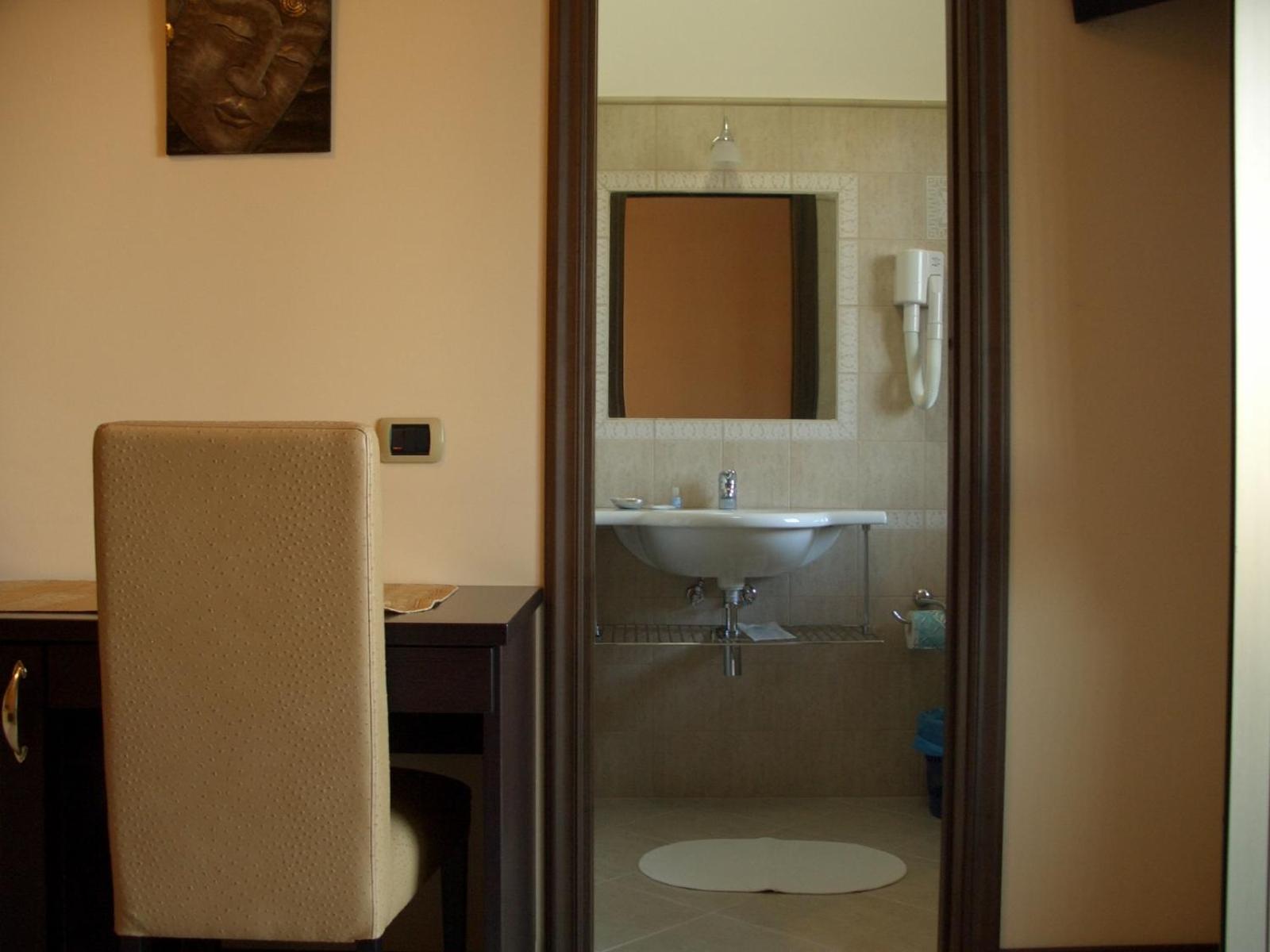 Triple Room - Photo 10