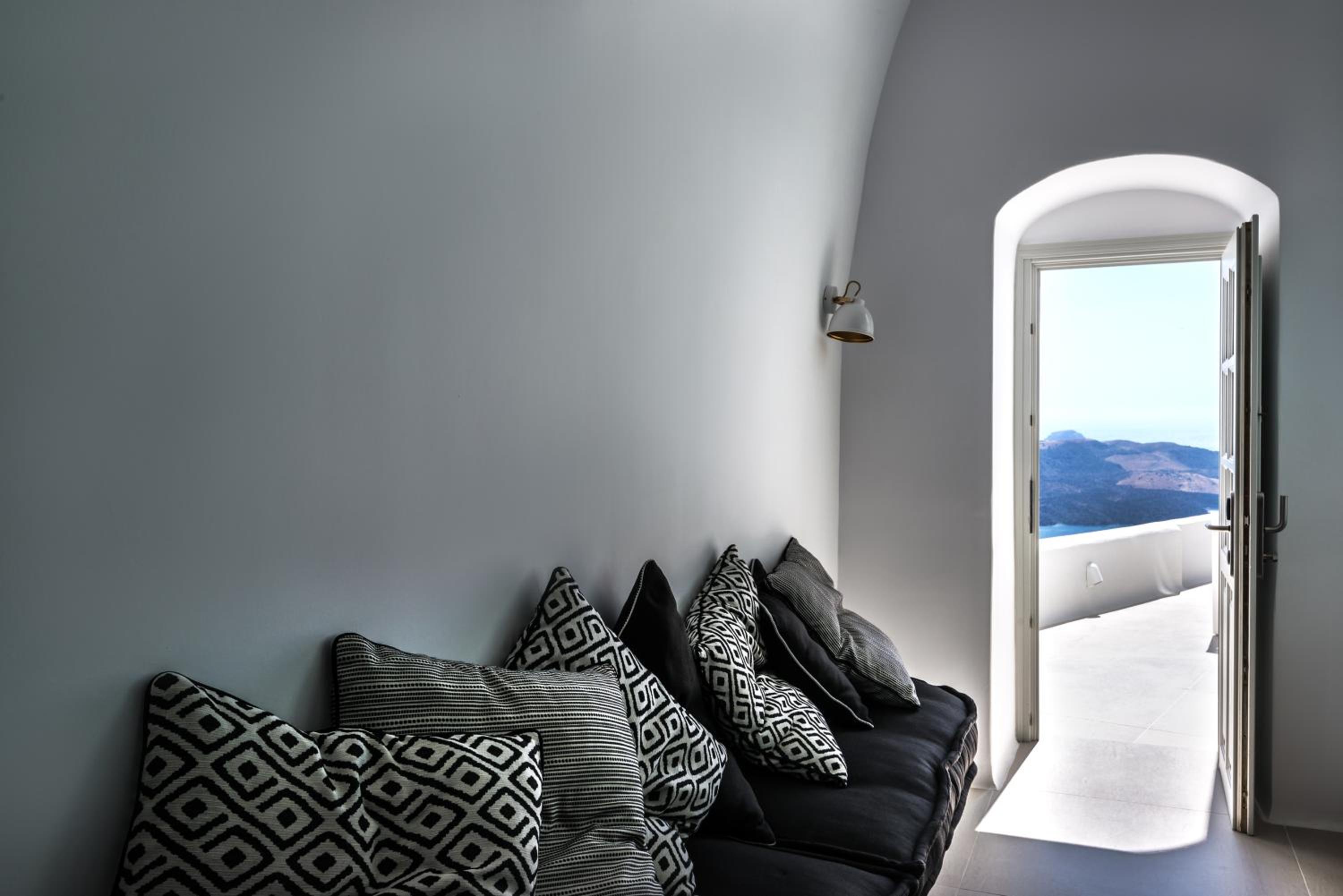 Grand Suite with Hot Tub and Caldera View - Photo 3