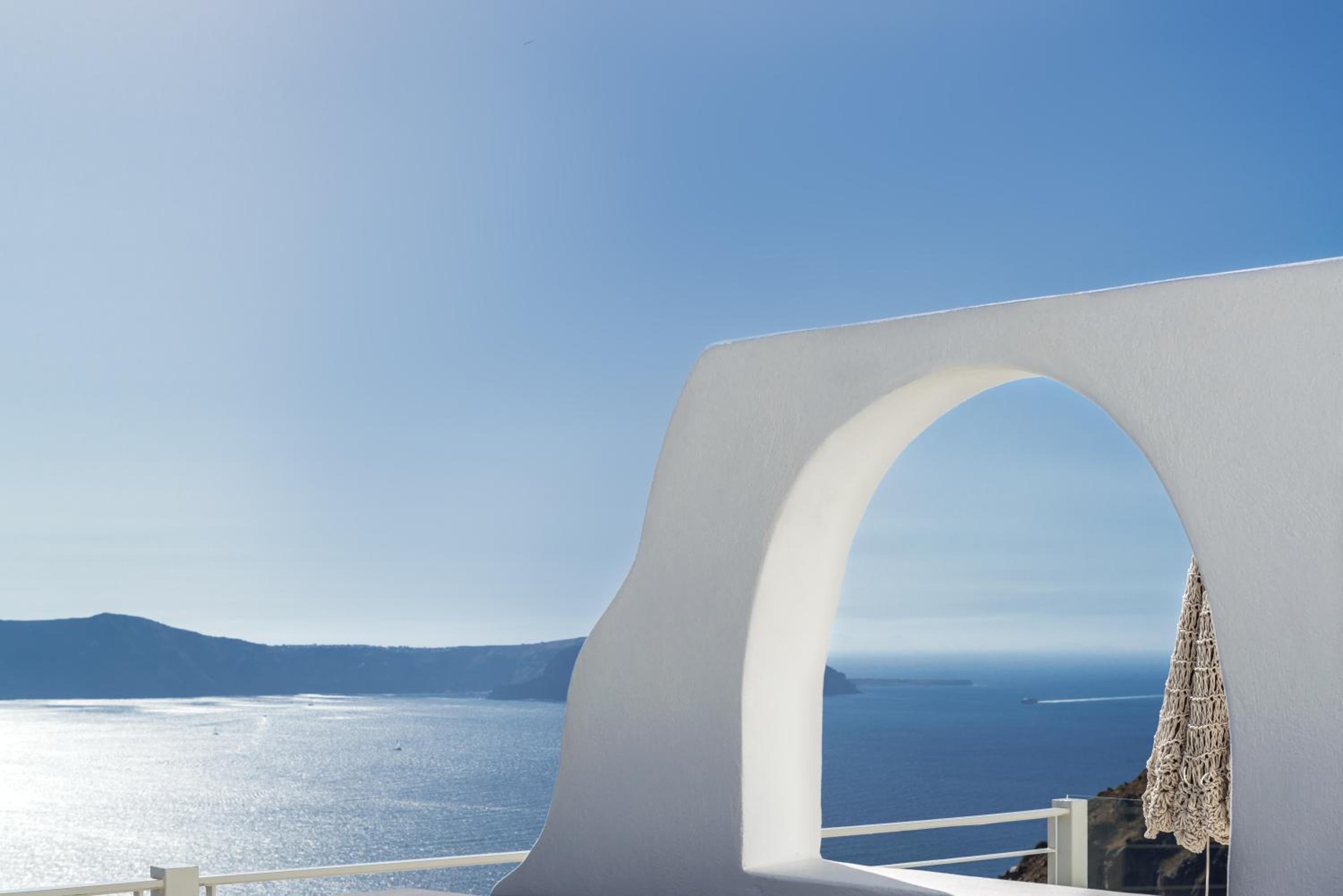 Grand Suite with Hot Tub and Caldera View - Photo 4