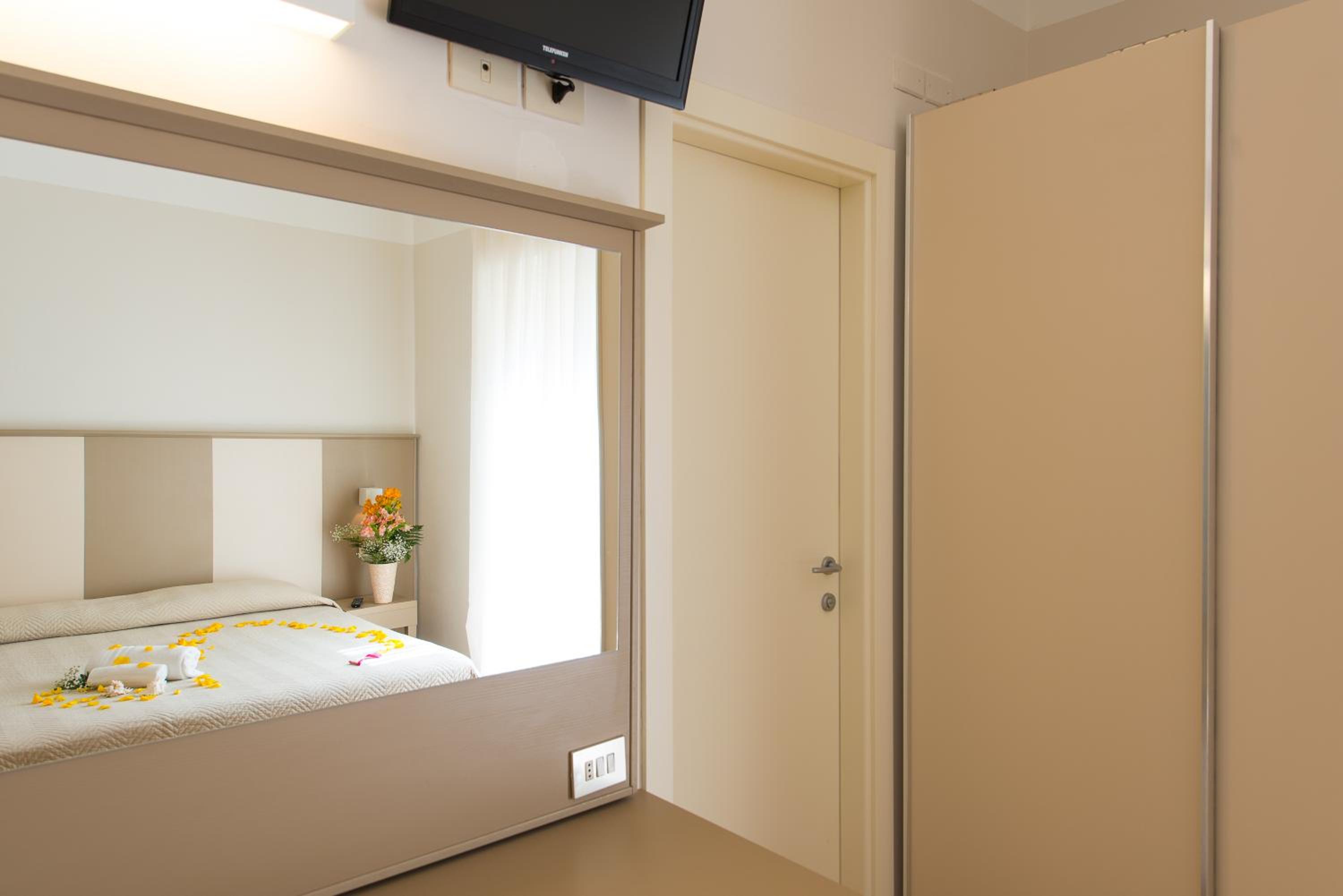 Double or Twin Room - Photo 3