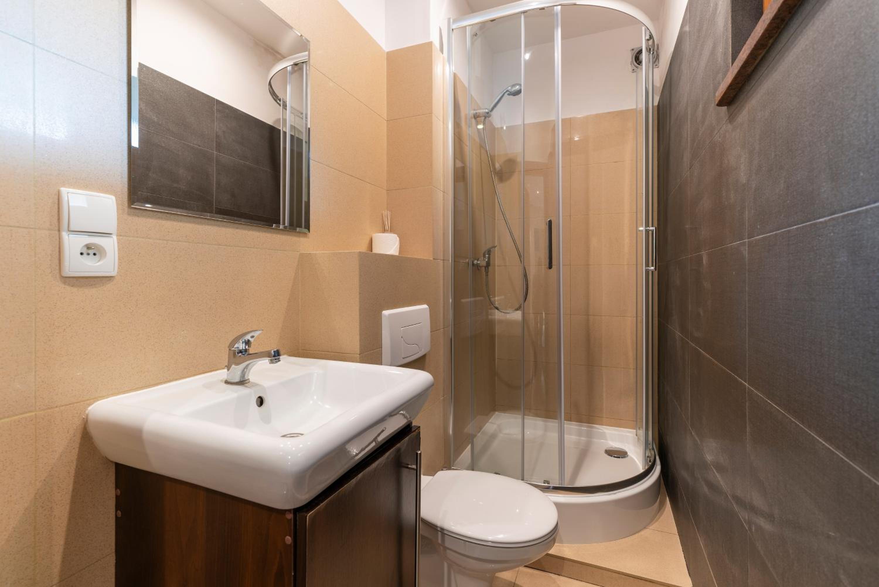 Twin Room with Bathroom - Photo 3