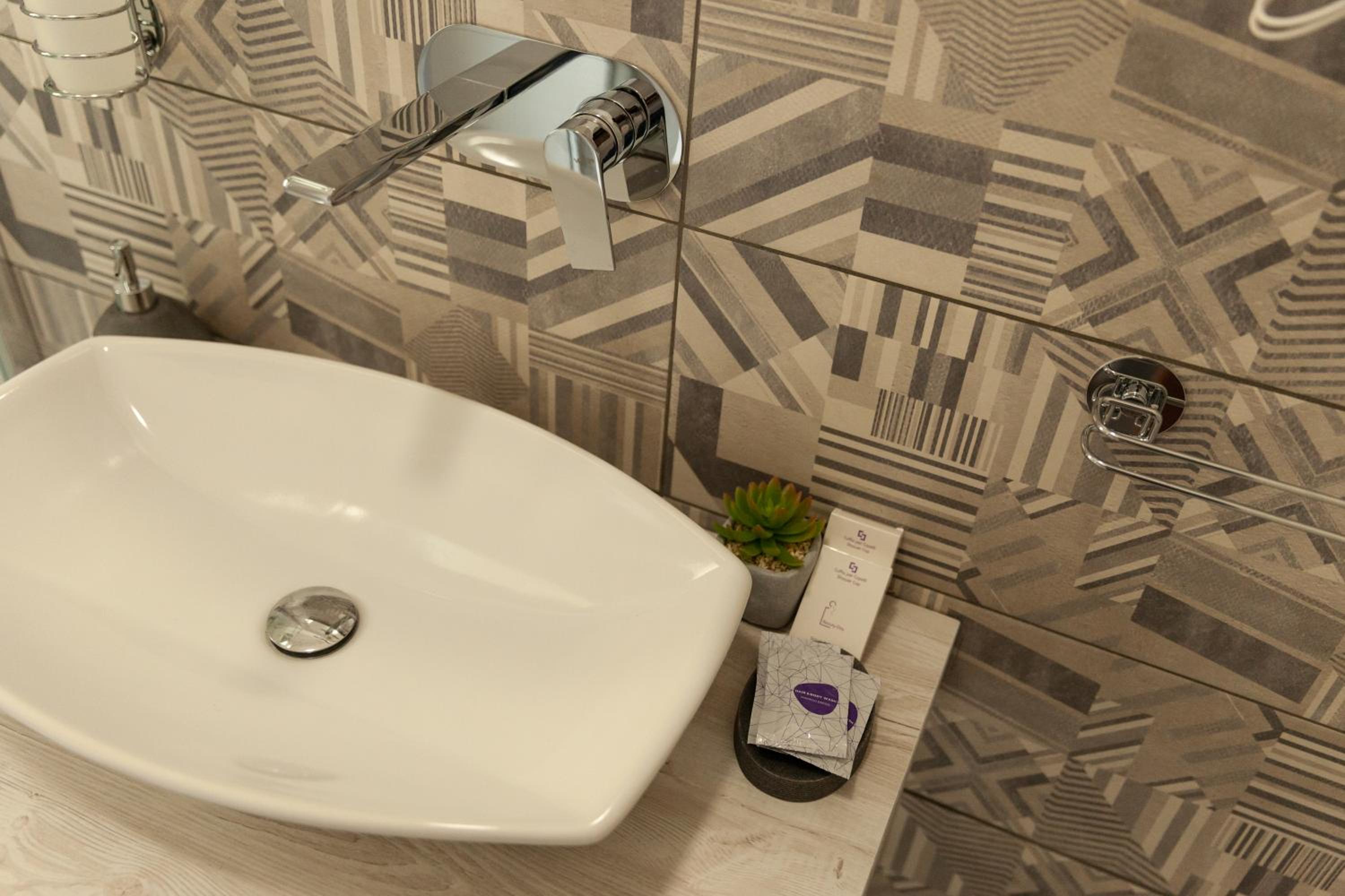 Deluxe Room (2 Adults + 1 Child) - Photo 6