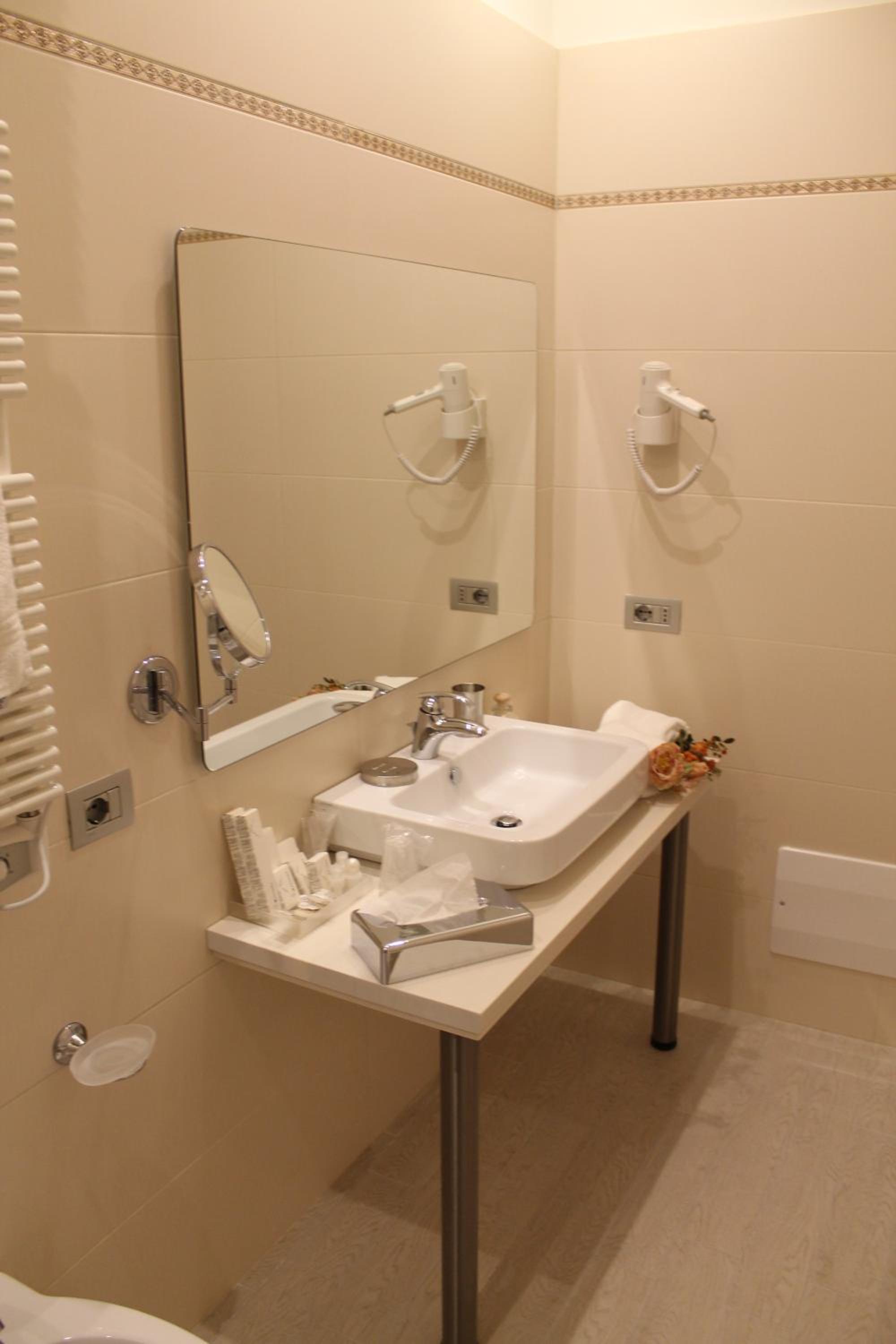 Standard Double or Twin Room photo 2
