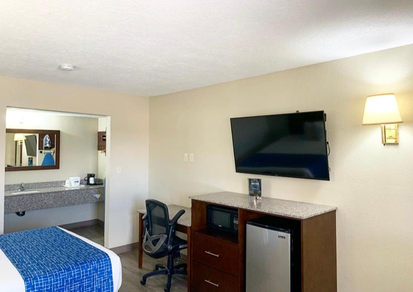Queen Room with Two Queen Beds - Pet Friendly/Non-Smoking photo 3