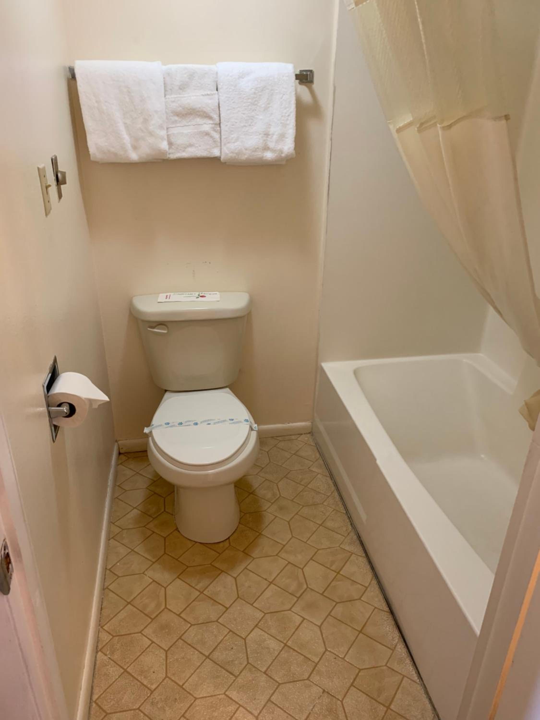 Queen Room with Two Queen Beds - Non-Smoking - Photo 4