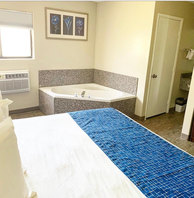 Deluxe King Room with Spa Bath- Non-Smoking - Photo 4