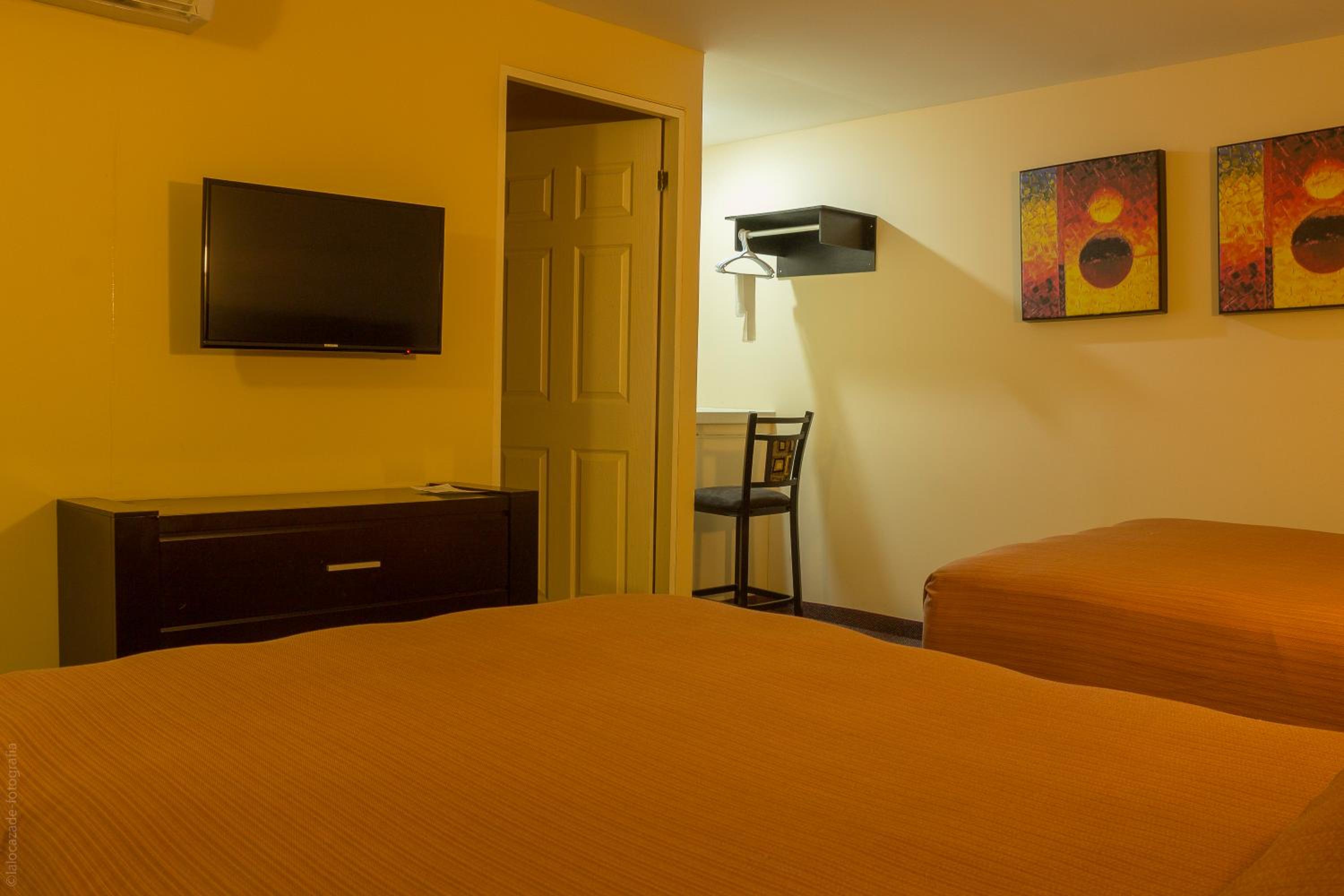 Double Room with Two Double Beds - Photo 2