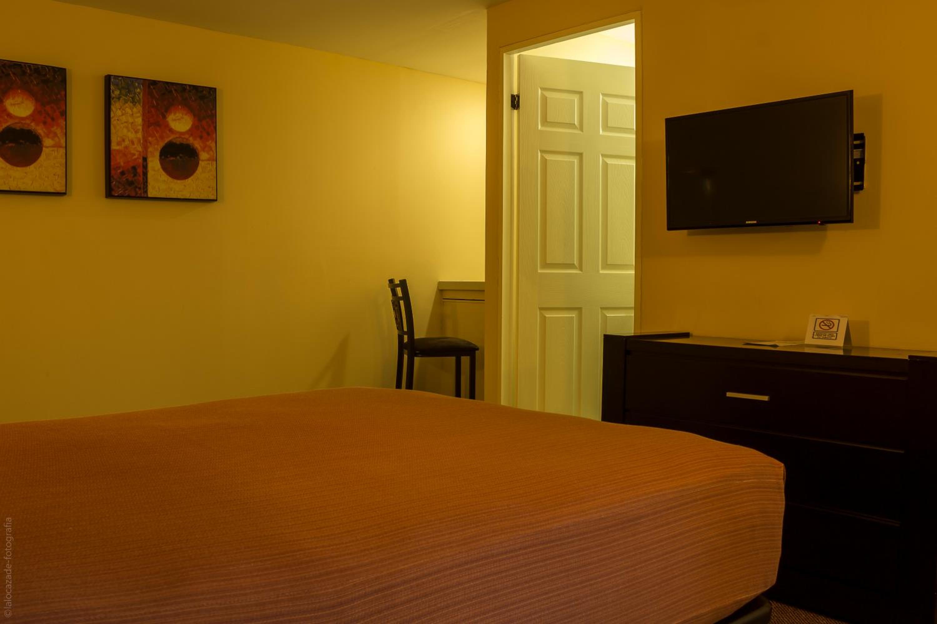 Deluxe Queen Room - Photo 7