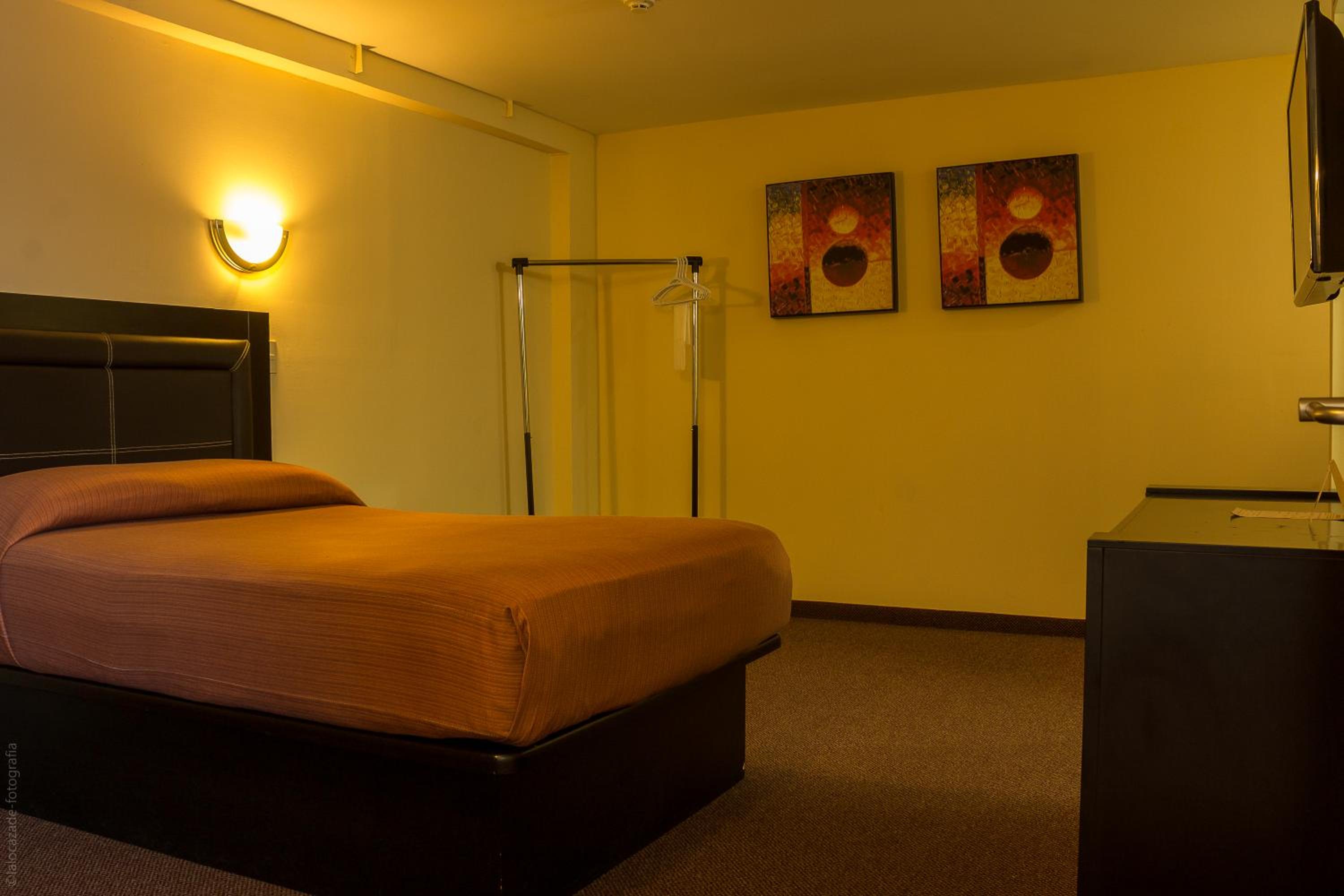 Deluxe Queen Room - Photo 8