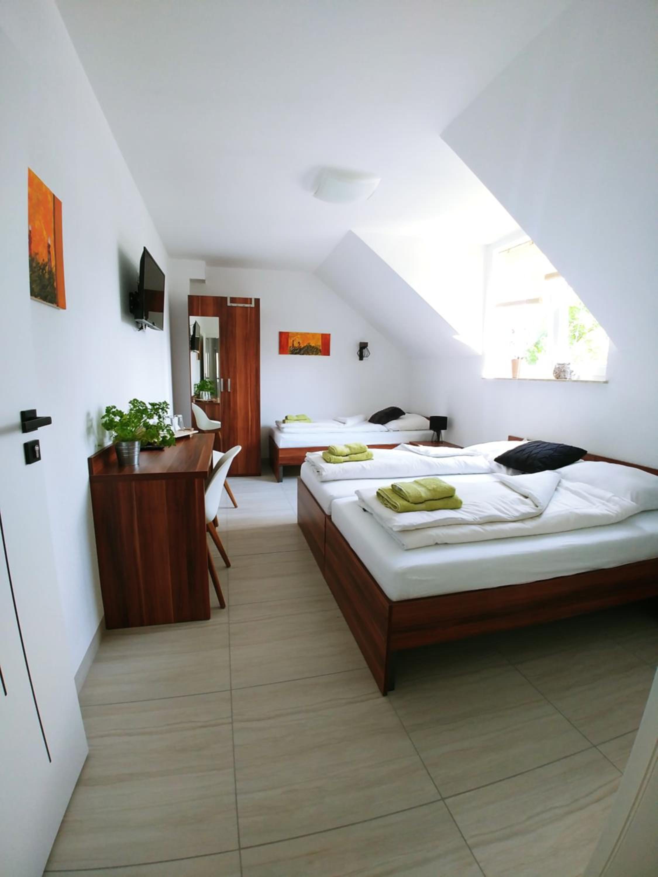 Triple Room with Private Bathroom - Photo 3