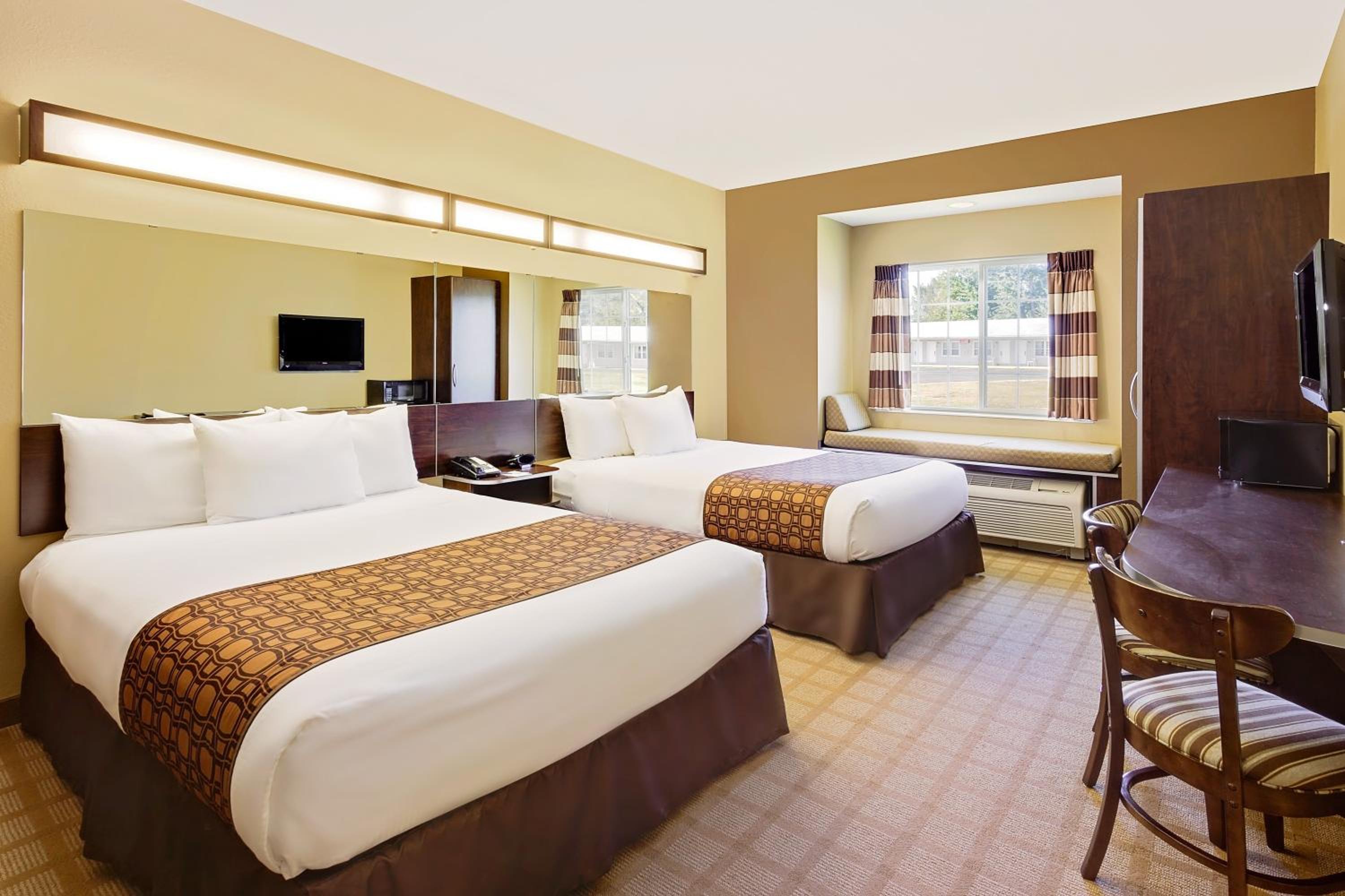 Queen Room with Two Queen Beds - Mobility Access/Non-Smoking - Photo 2