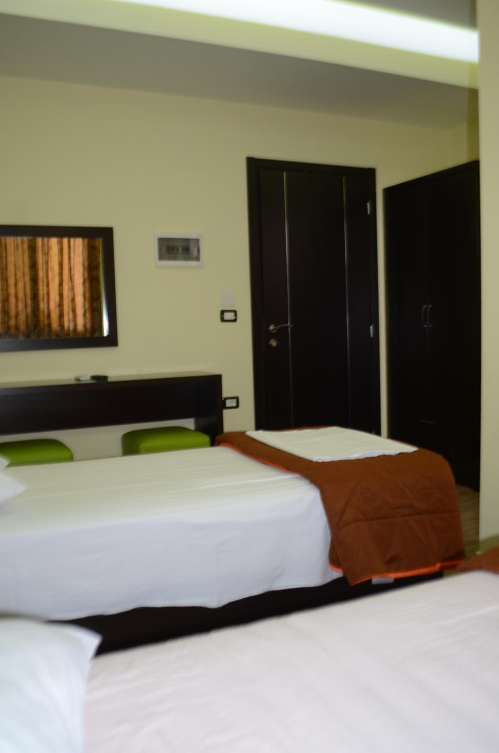 Deluxe Double Room (1 adult + 1 child)