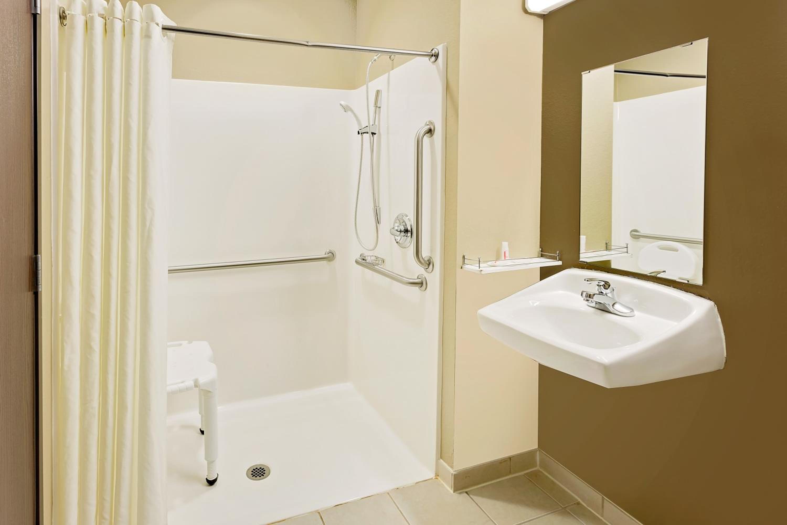 Queen Room - Mobility Access/Non-Smoking - Photo 2
