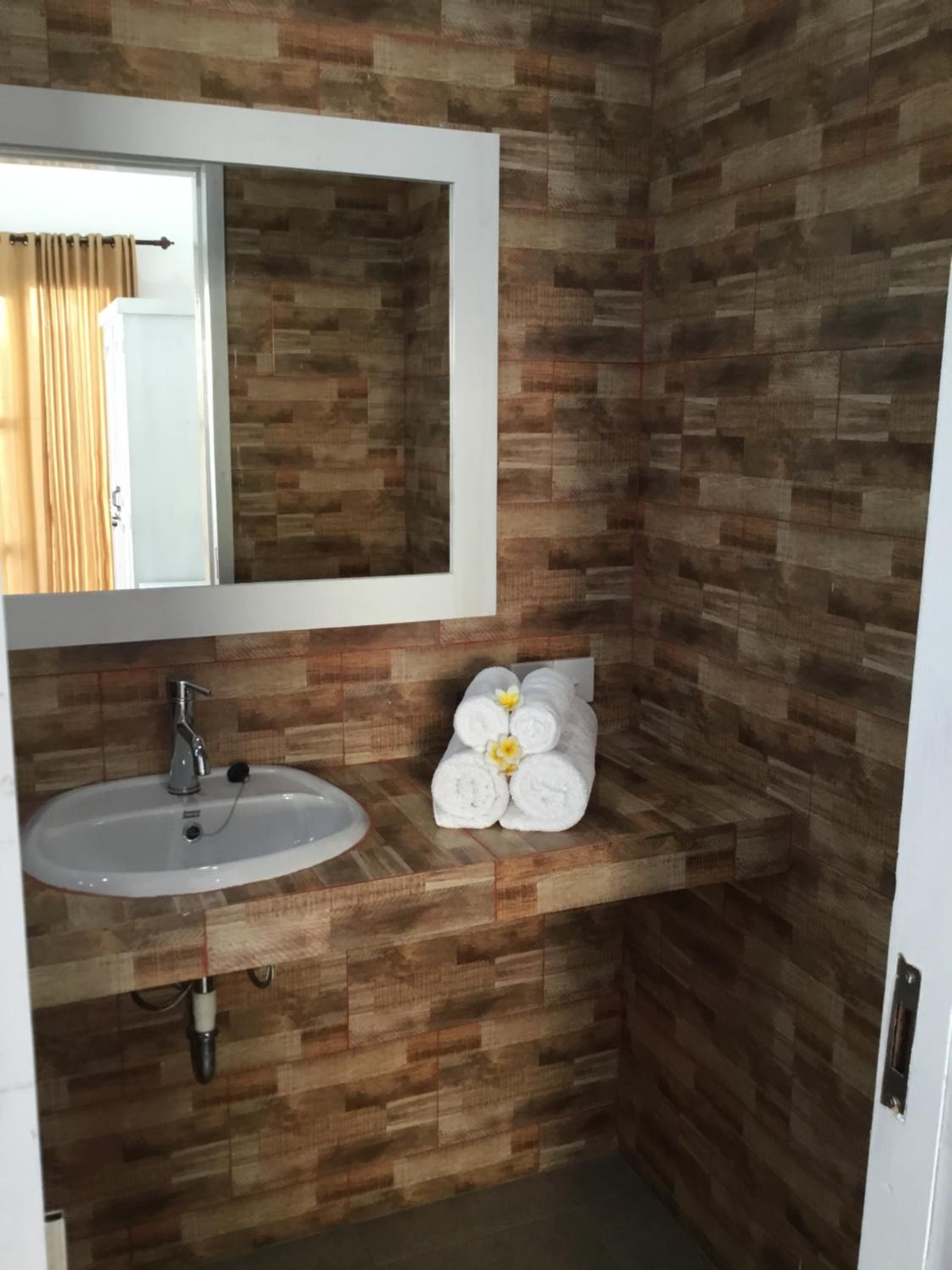 Deluxe Room (2 Adults + 1 Child) - Photo 11