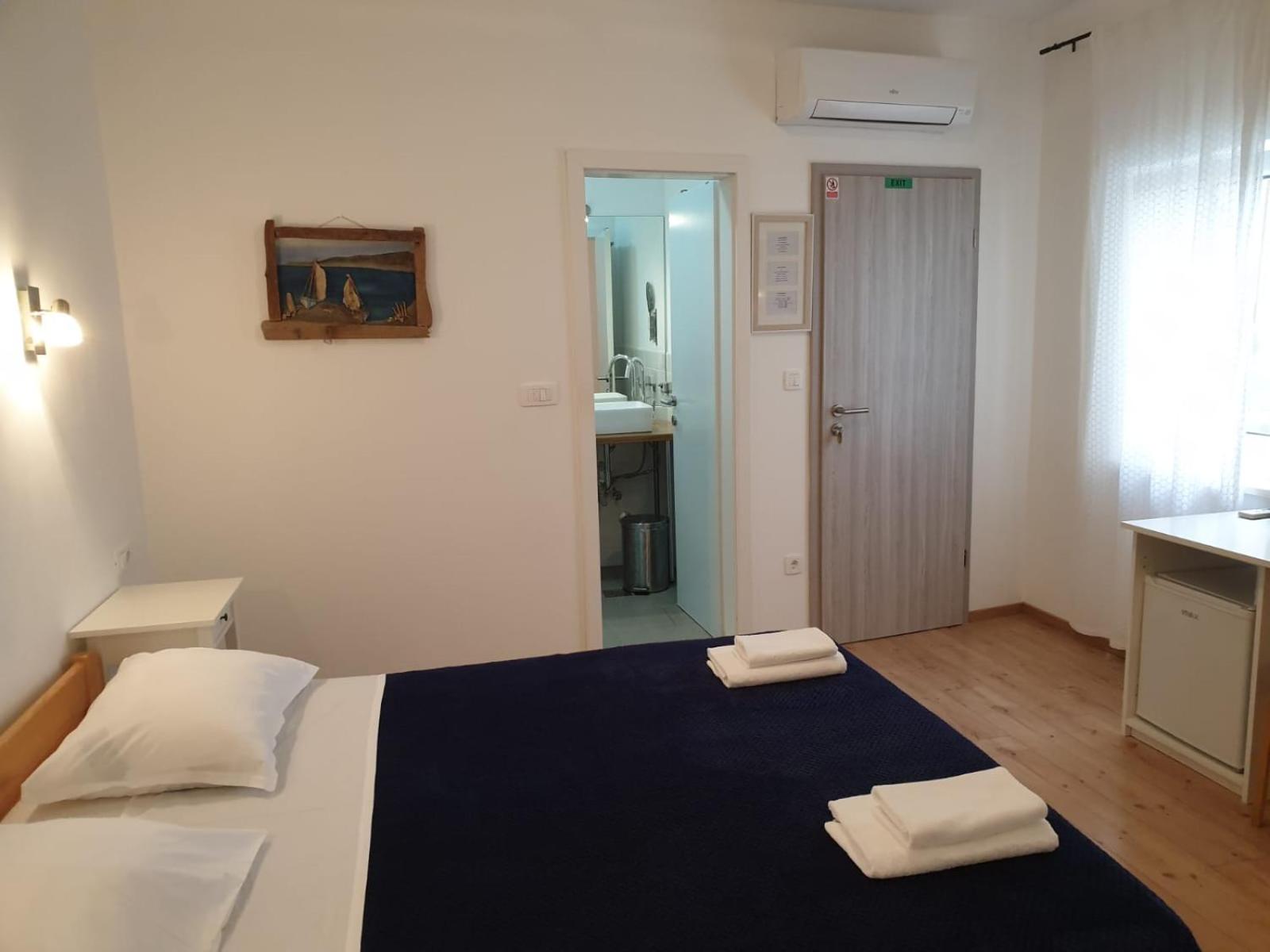 Standard Double Room - Photo 12