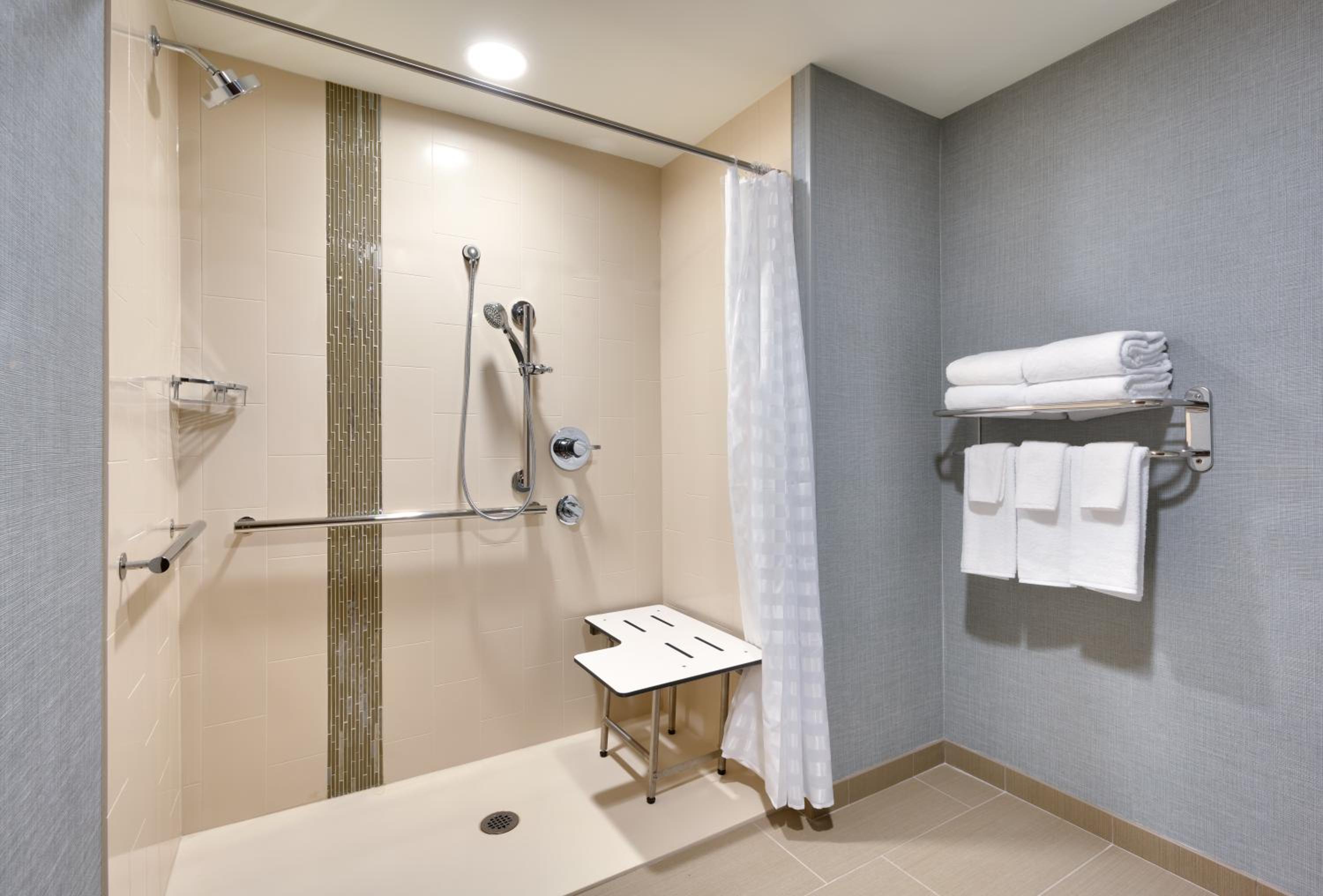 Queen Room with Two Queen Beds with Sofa Bed and Tub - Disability Access photo 3