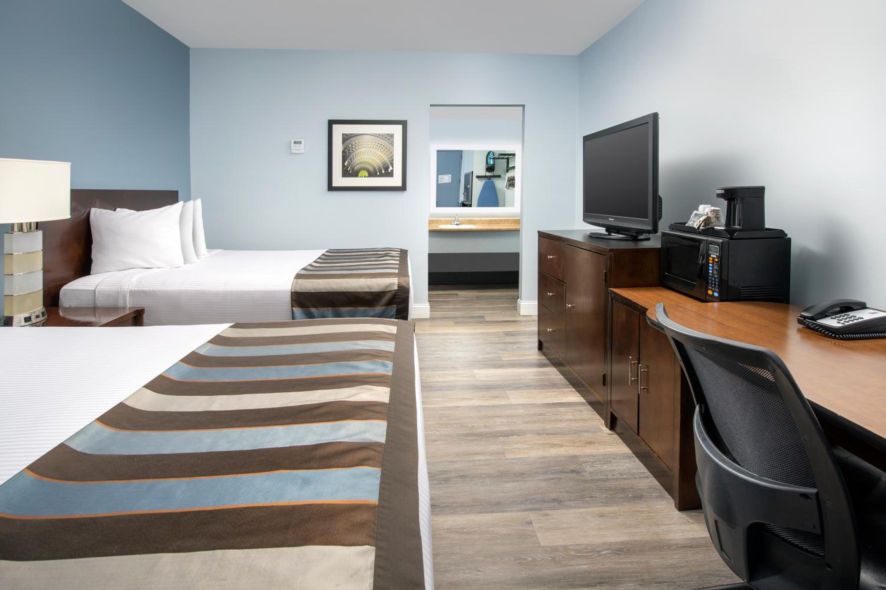 Queen Room with Two Queen Beds photo 1