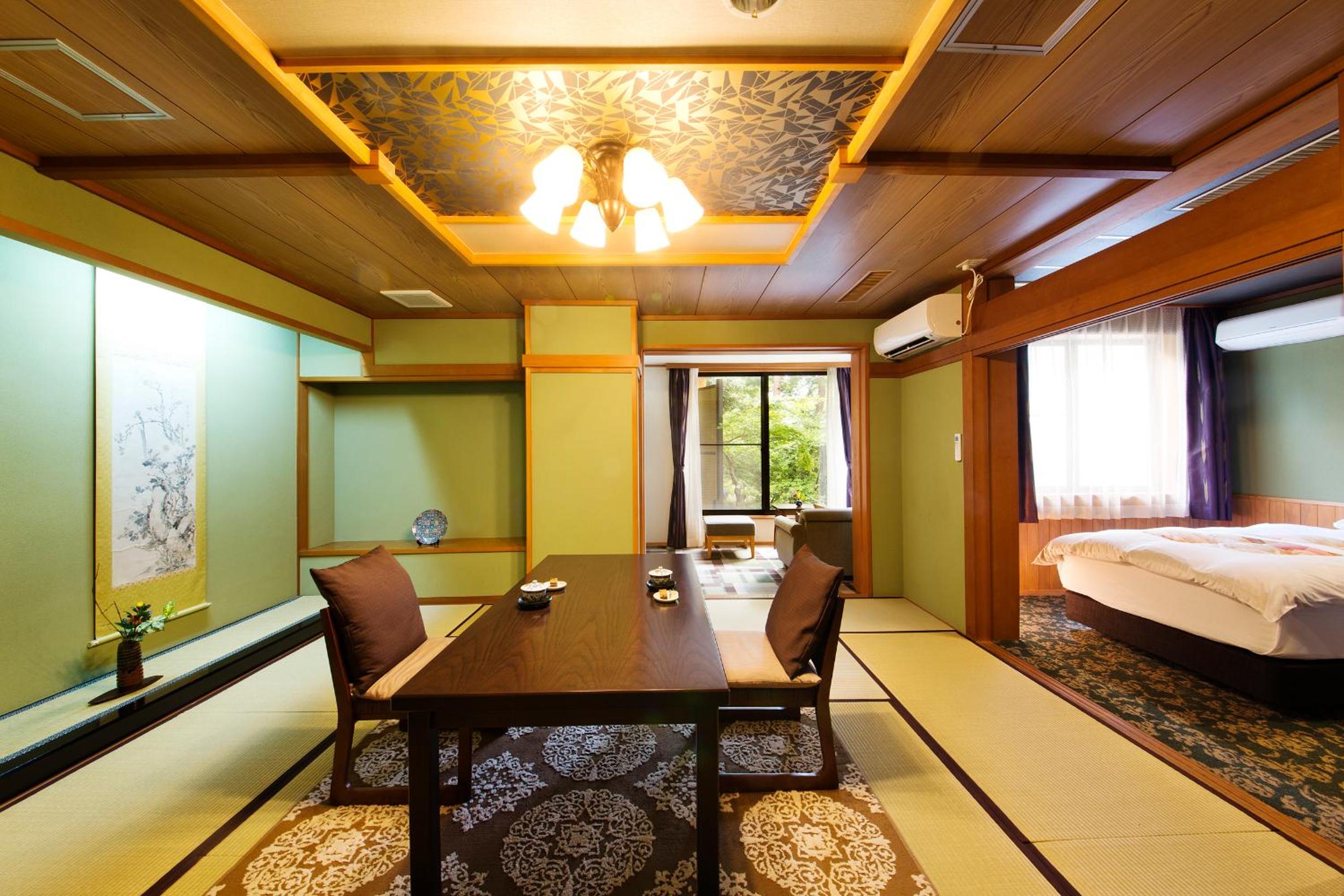 Japanese-style Western Room with Bed & Private Semi-Open-Air Hot Spring Bath - Momoyamaan Wabisuke