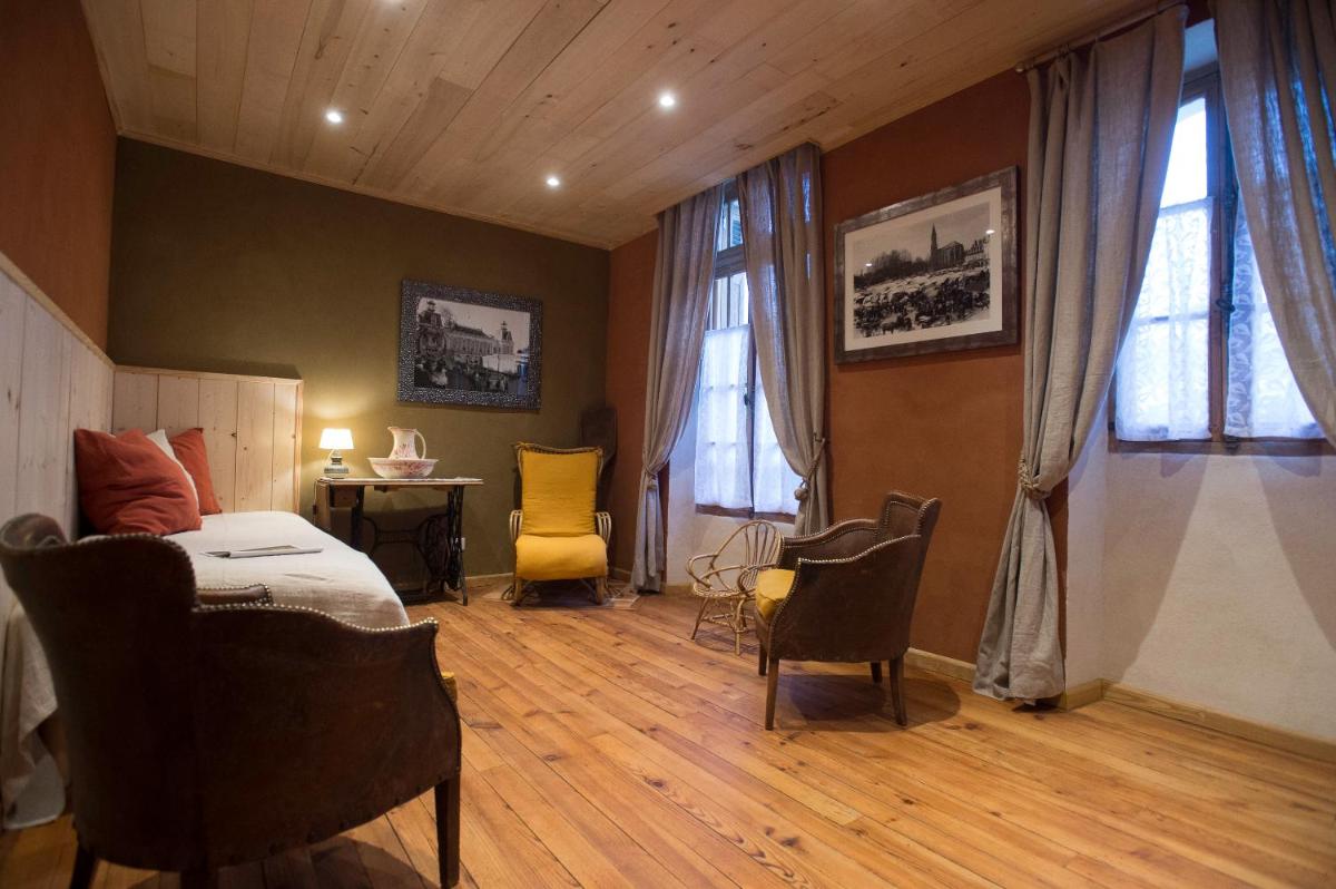 Suite with Balcony - Photo 6