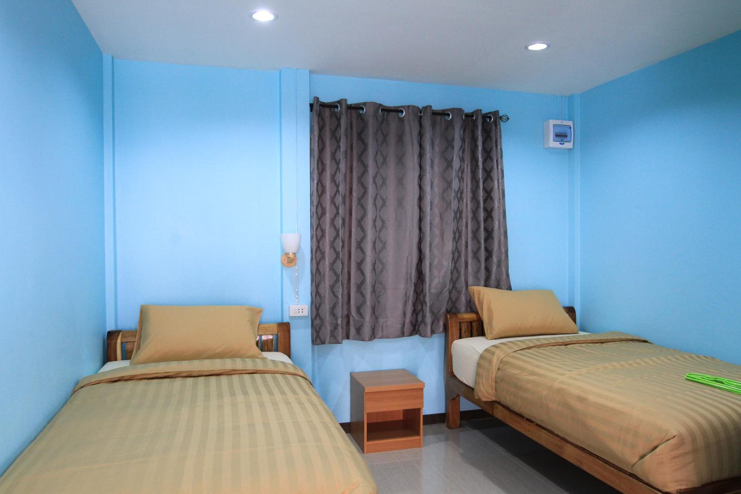 Twin Room with Private Bathroom - Photo 8