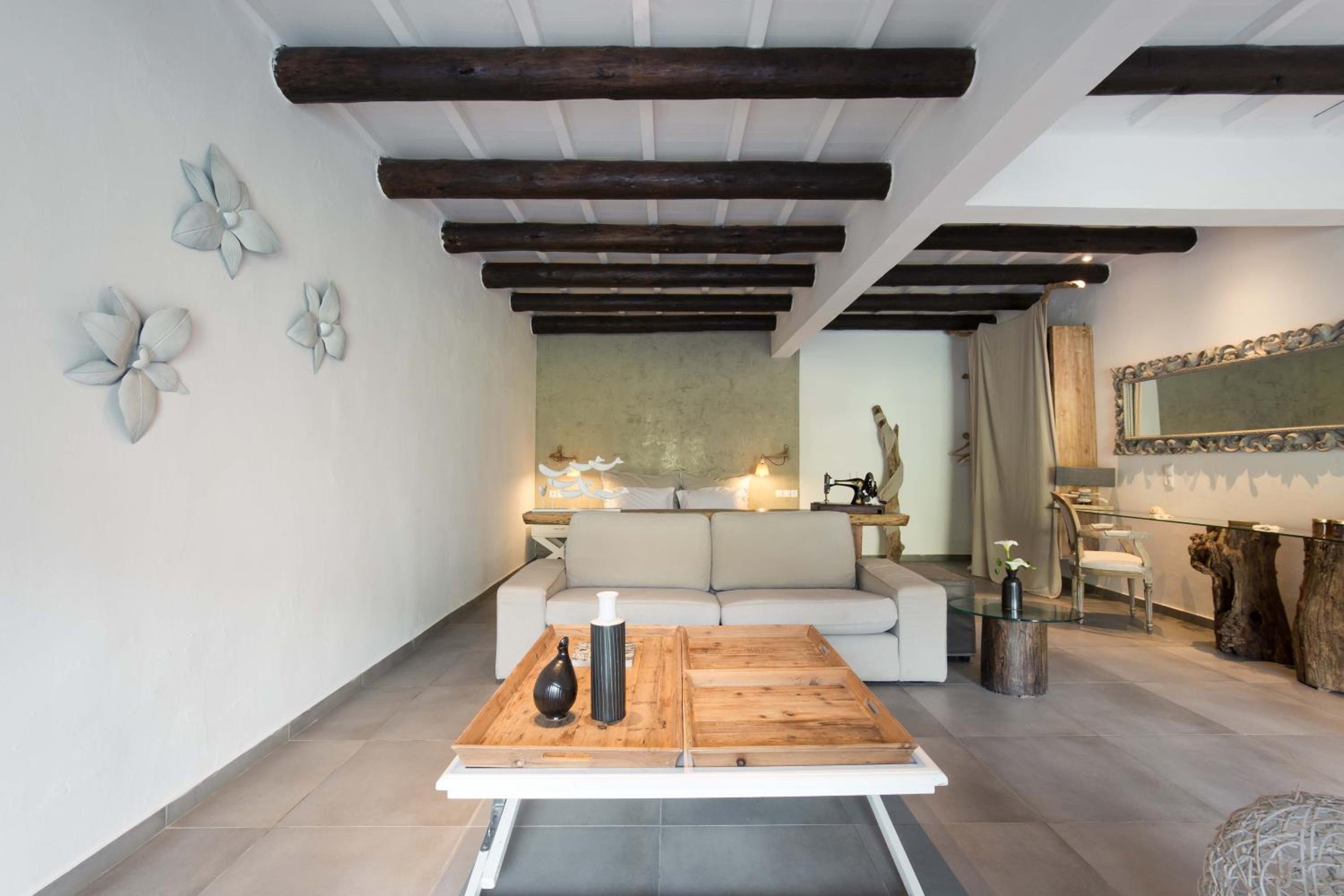 Deluxe Suite with private yard and Hot Tub