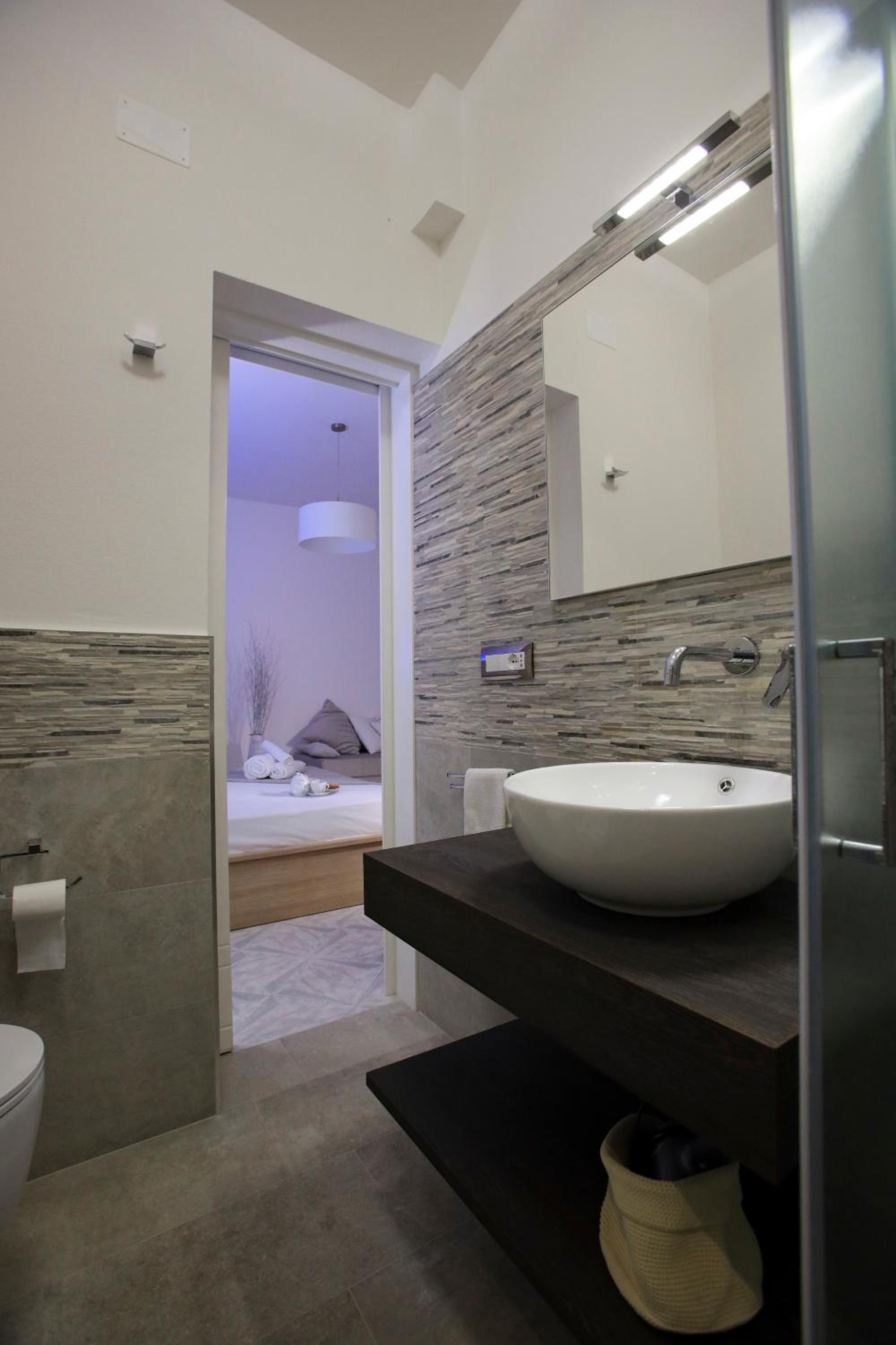 Deluxe Double Room with Balcony - Photo 7