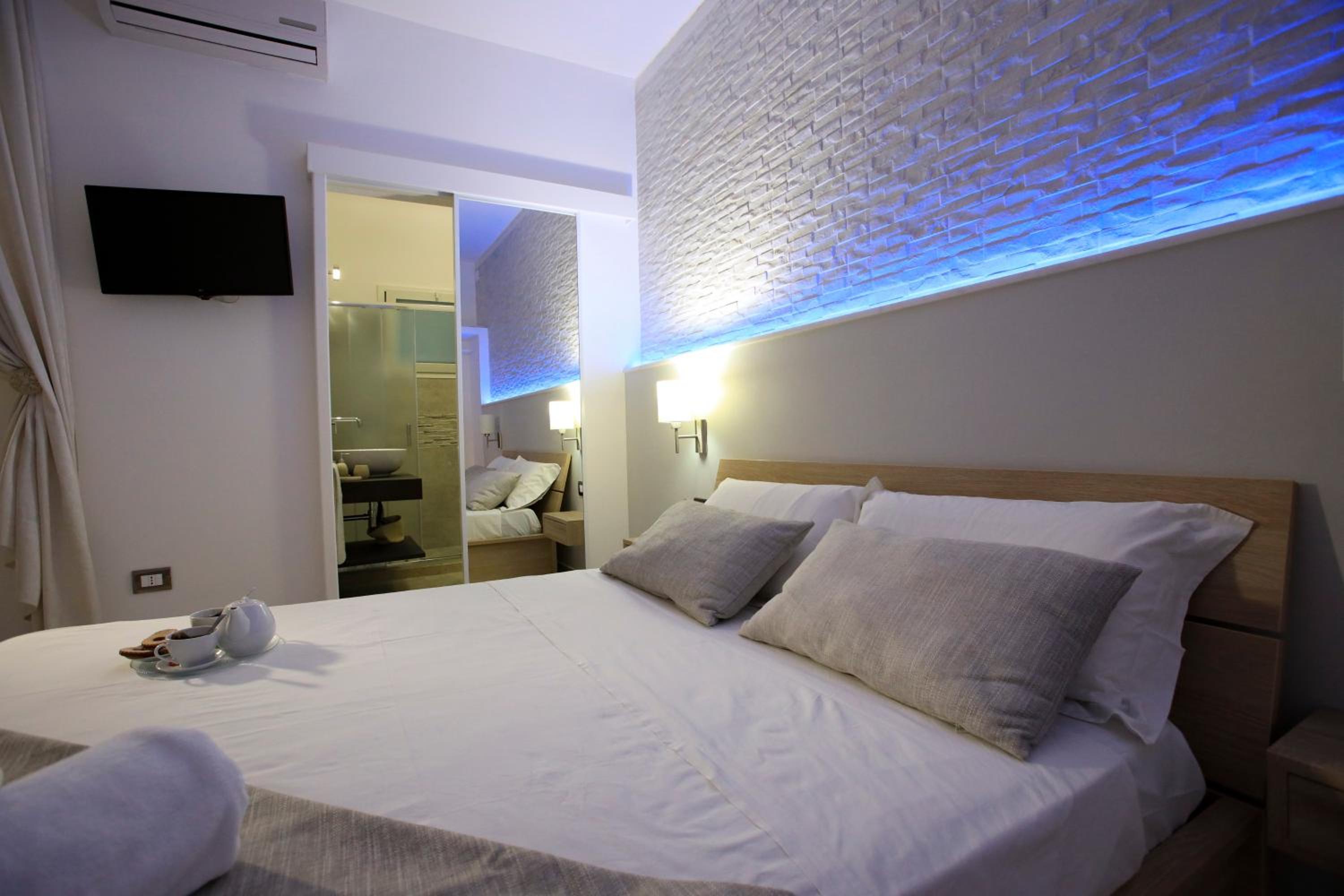 Deluxe Double Room with Balcony - Photo 2