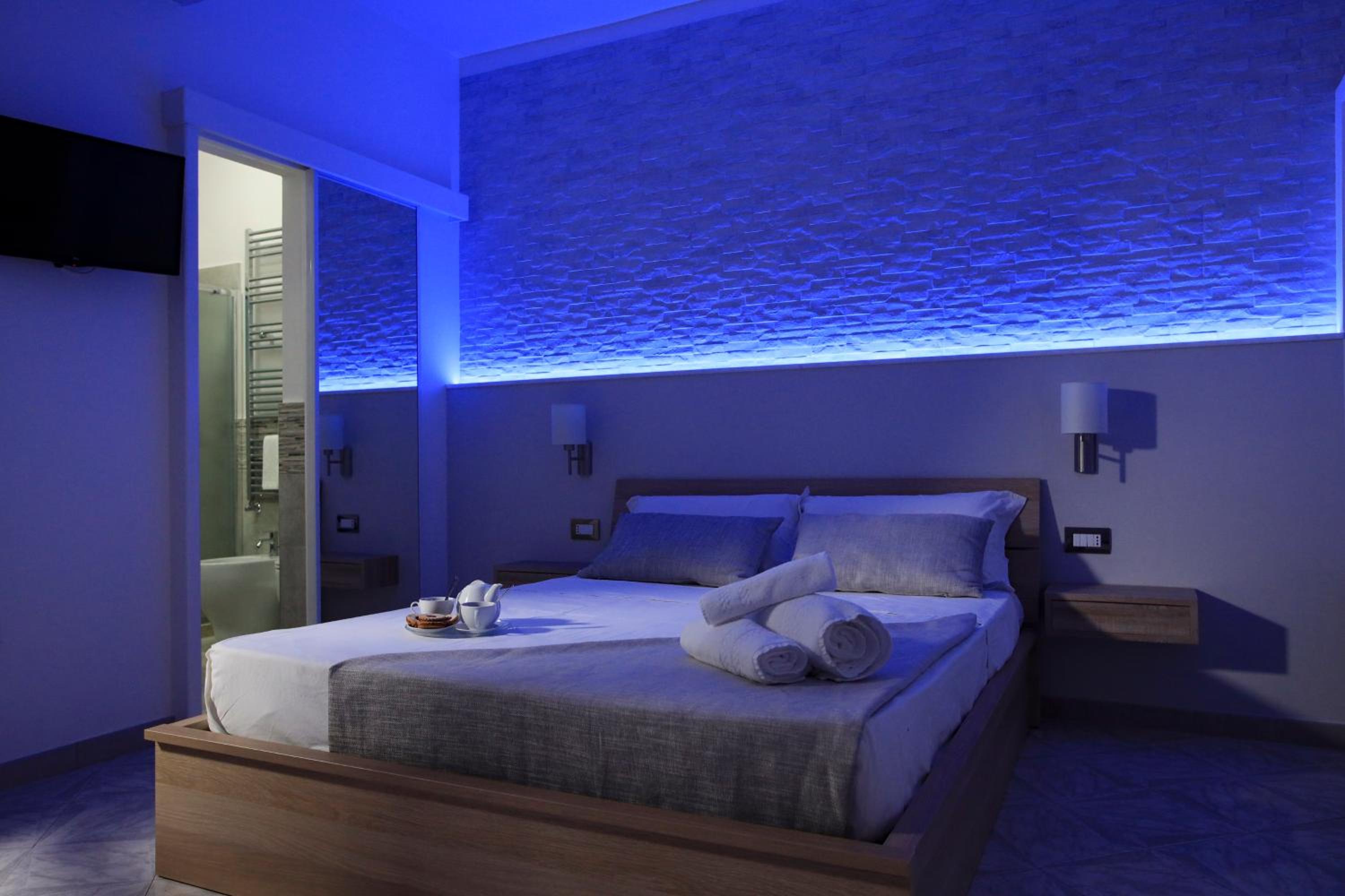 Deluxe Double Room with Balcony - Photo 4
