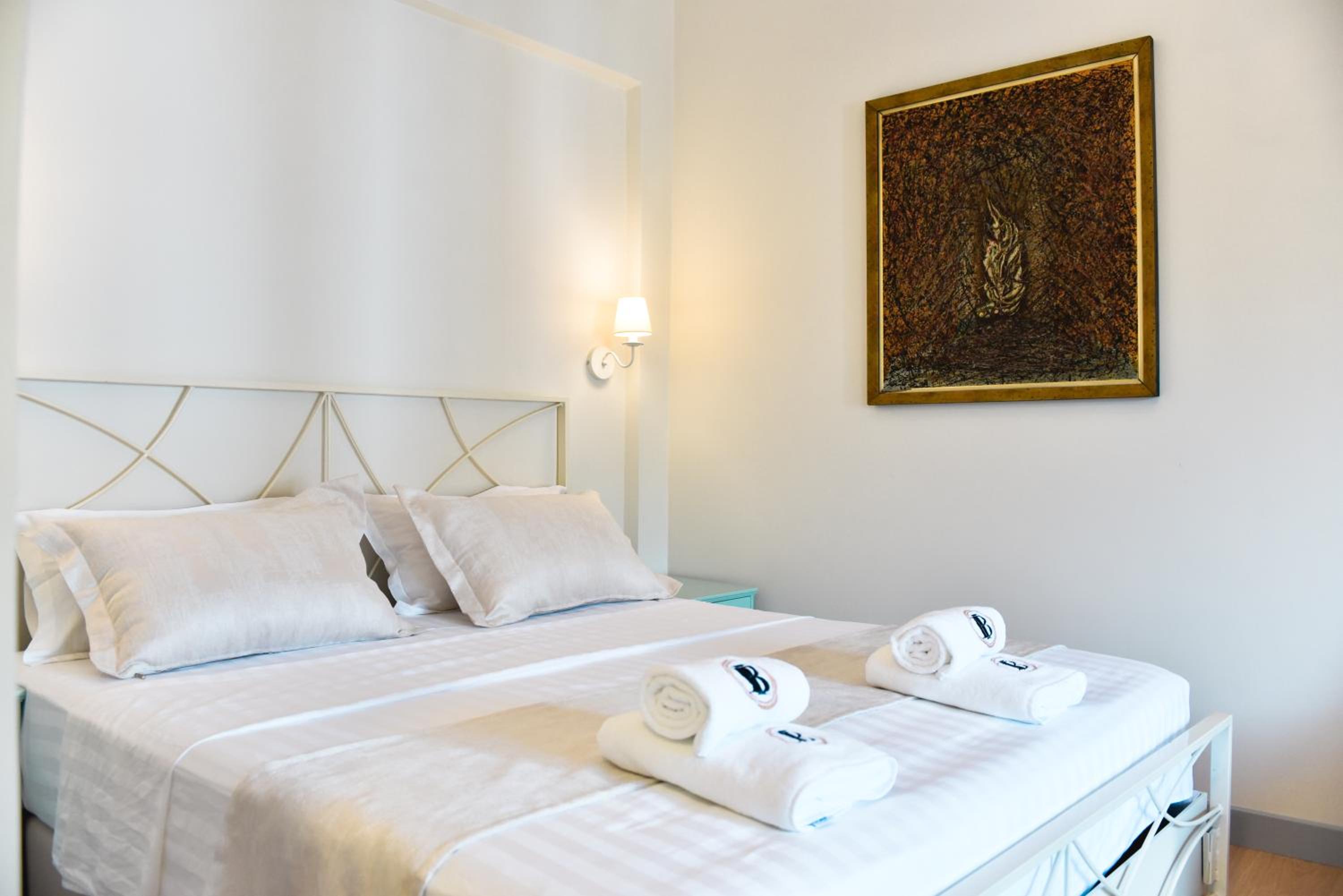 Deluxe Double Room with Balcony Partial Sea View