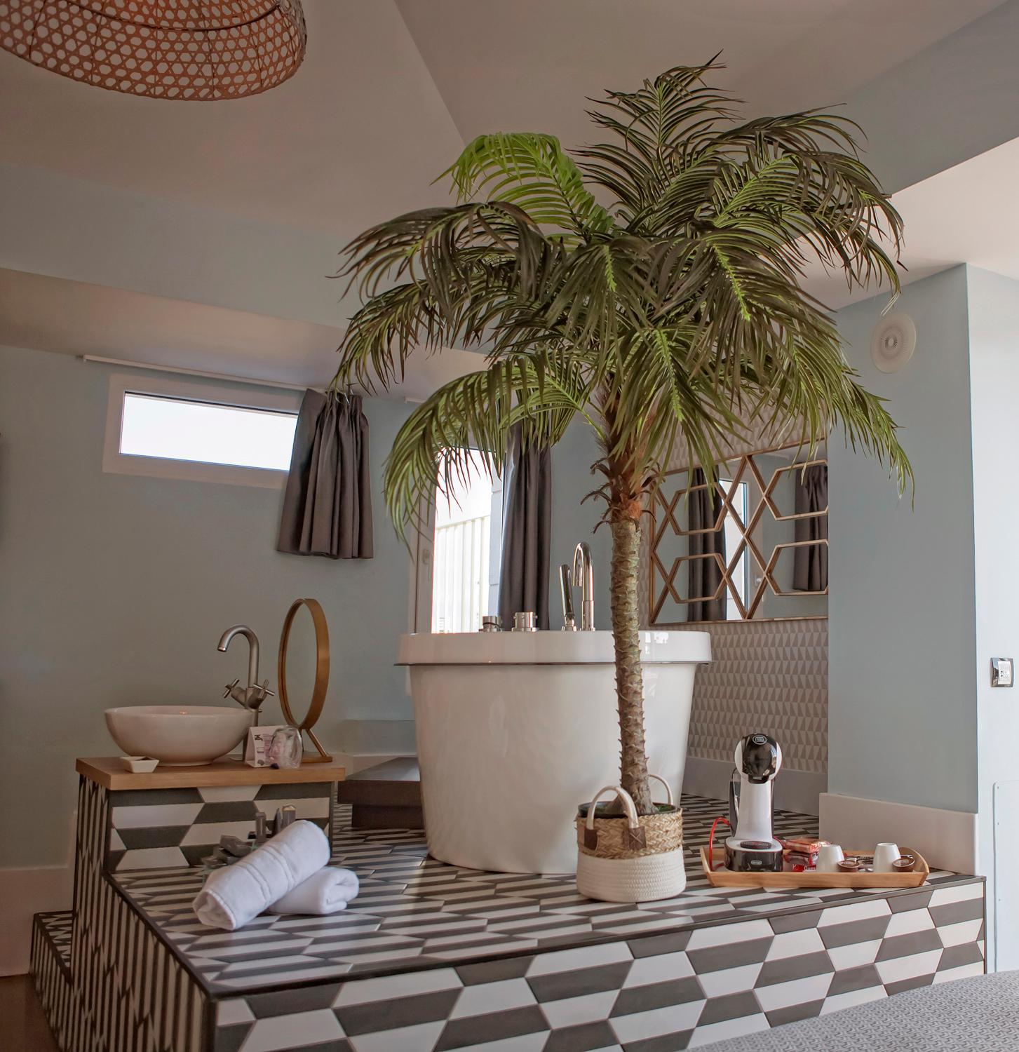 Deluxe Double Room with Spa Bath and Balcony with Sea View photo 2