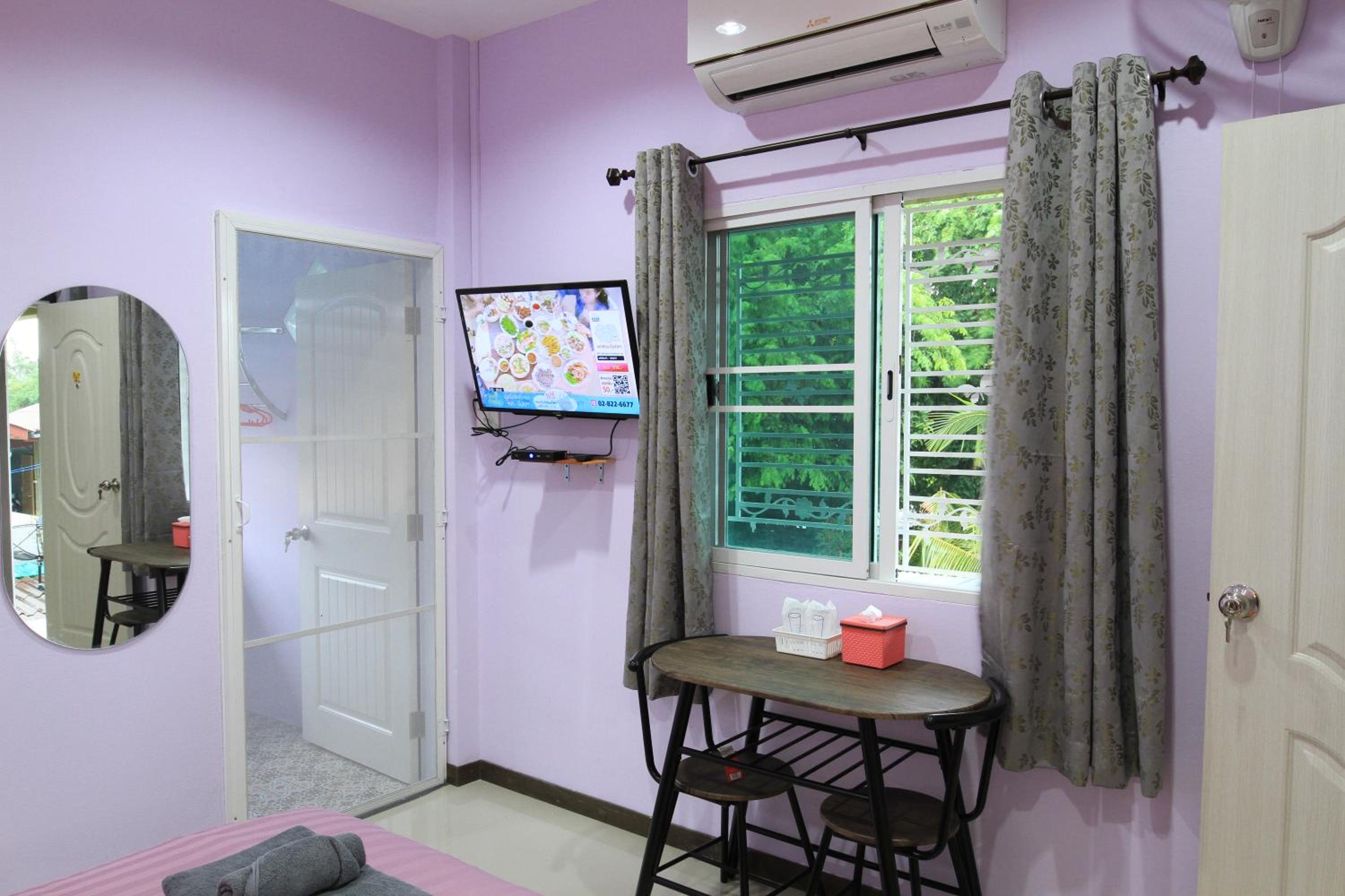 Double Room with Private Bathroom - Photo 10