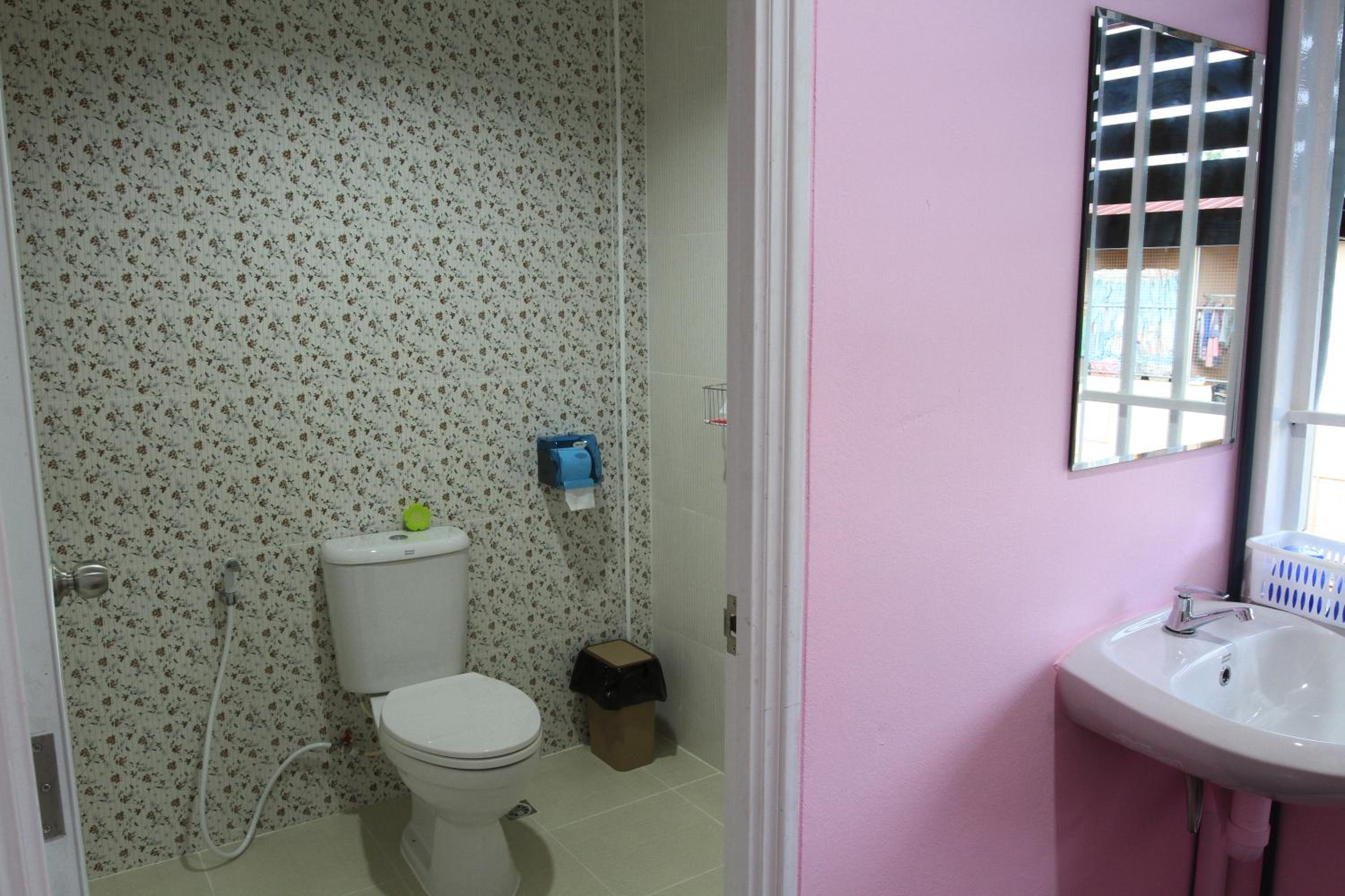 Double Room with Private Bathroom - Photo 9