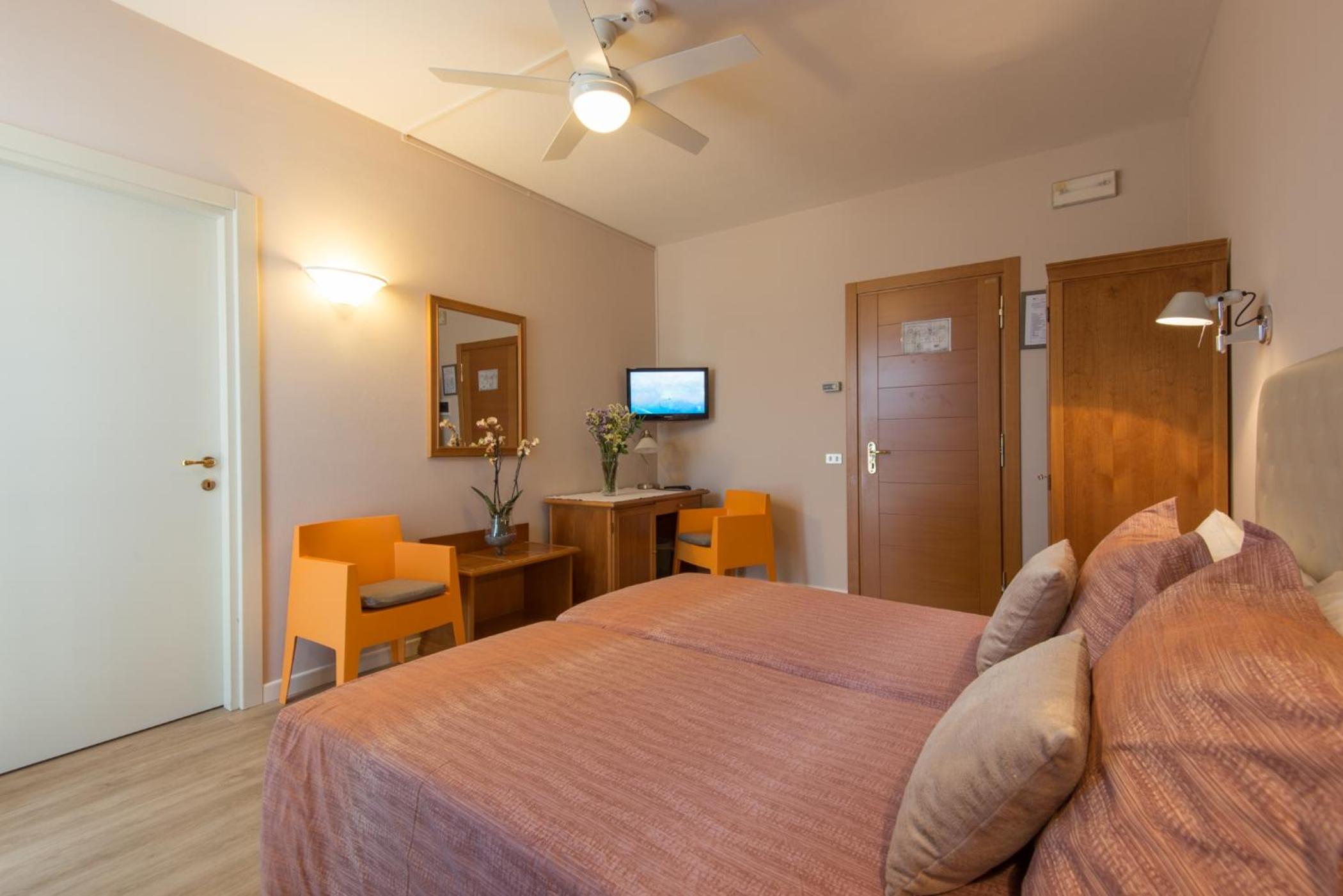 Double or Twin Room - Photo 5