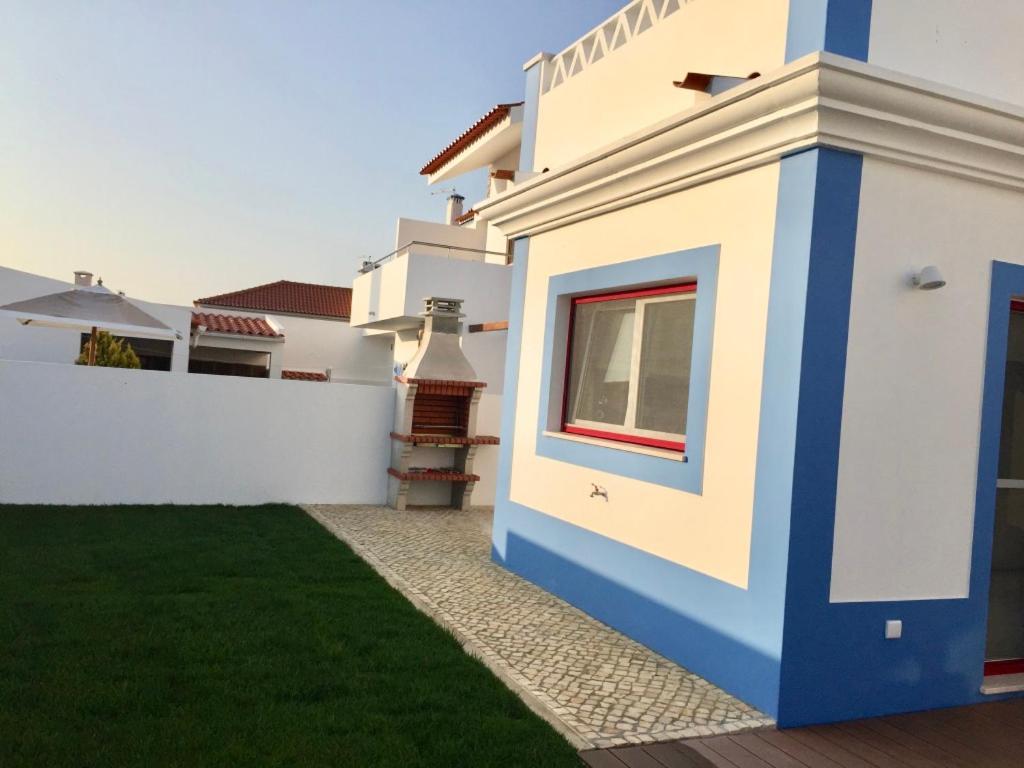 Three-Bedroom House photo 2