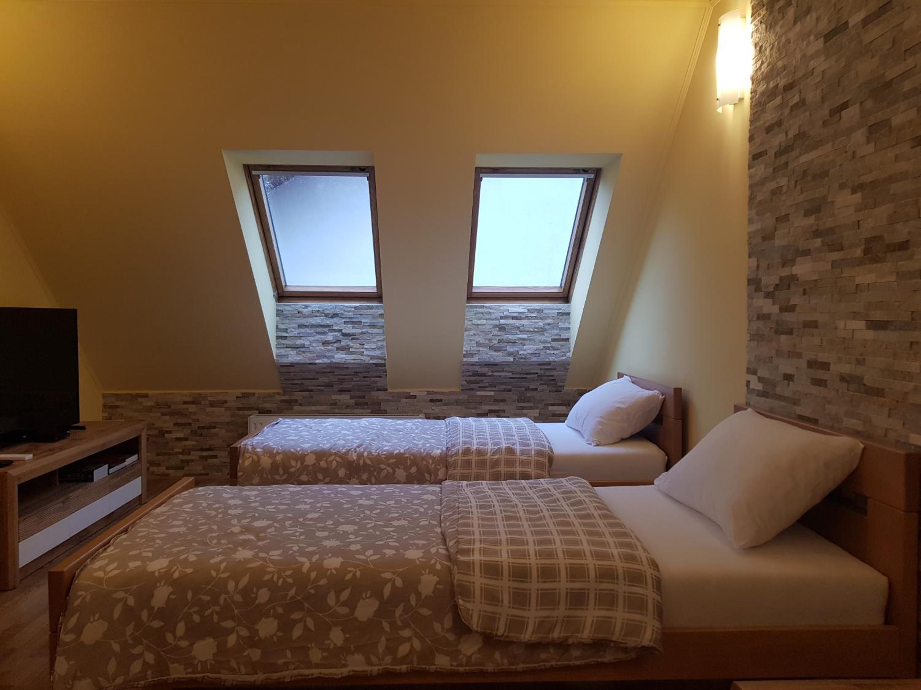 Family Room with Private Bathroom - Photo 2