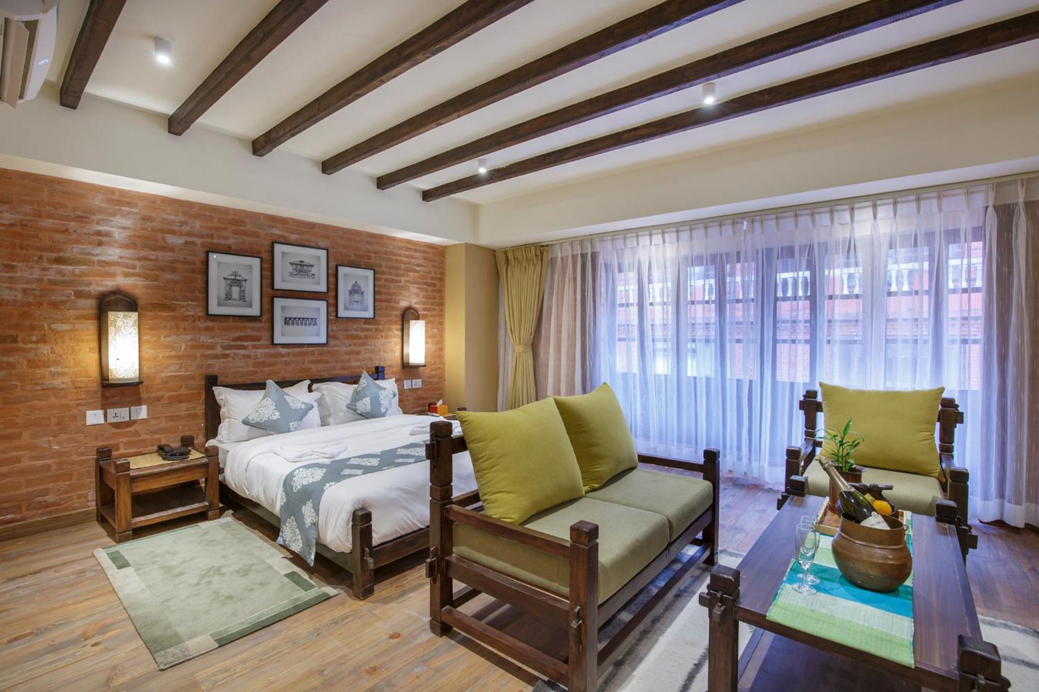 Deluxe Queen Suite 15% food and beverage discount