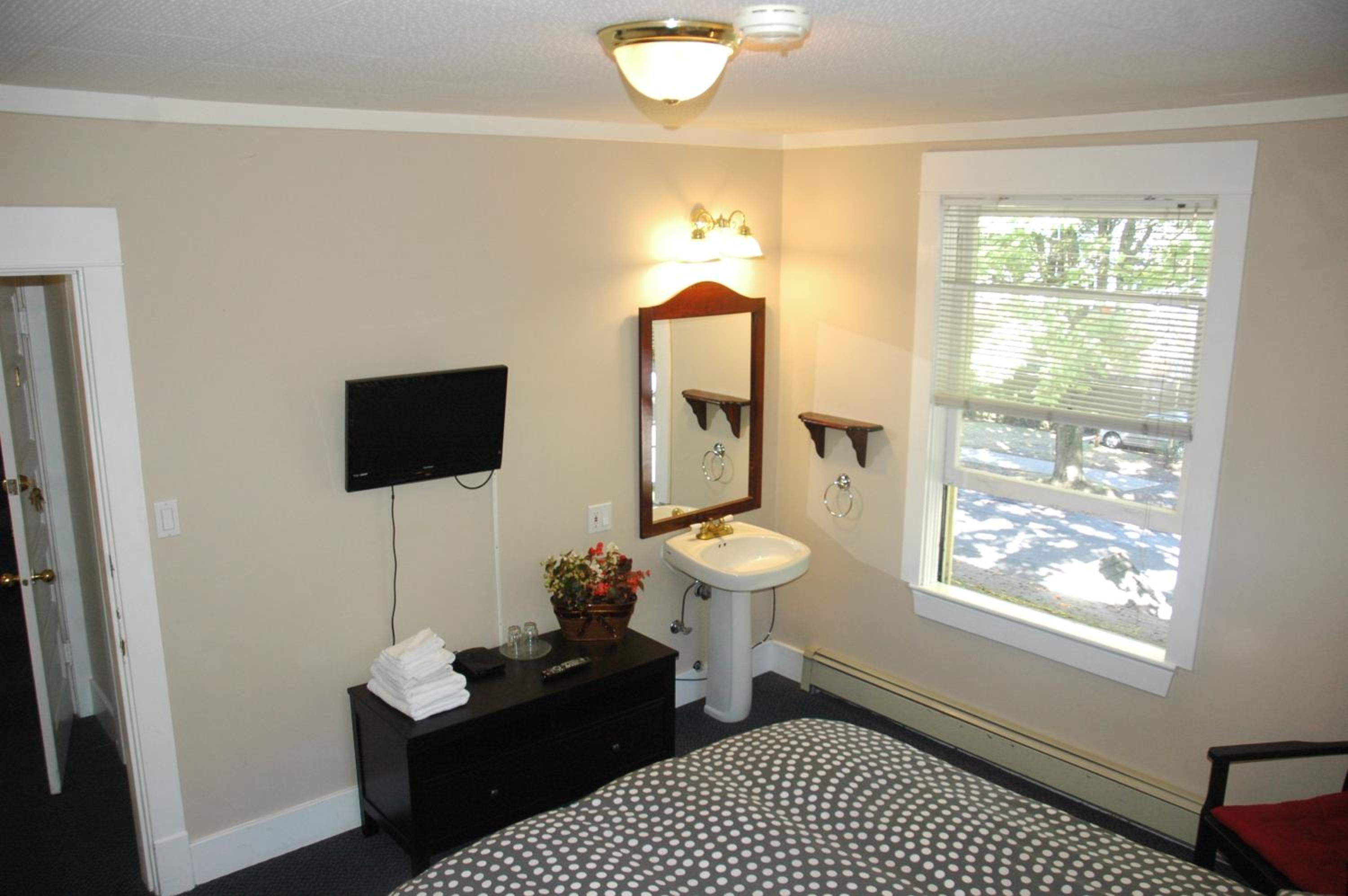 Queen Room with Shared Bathroom