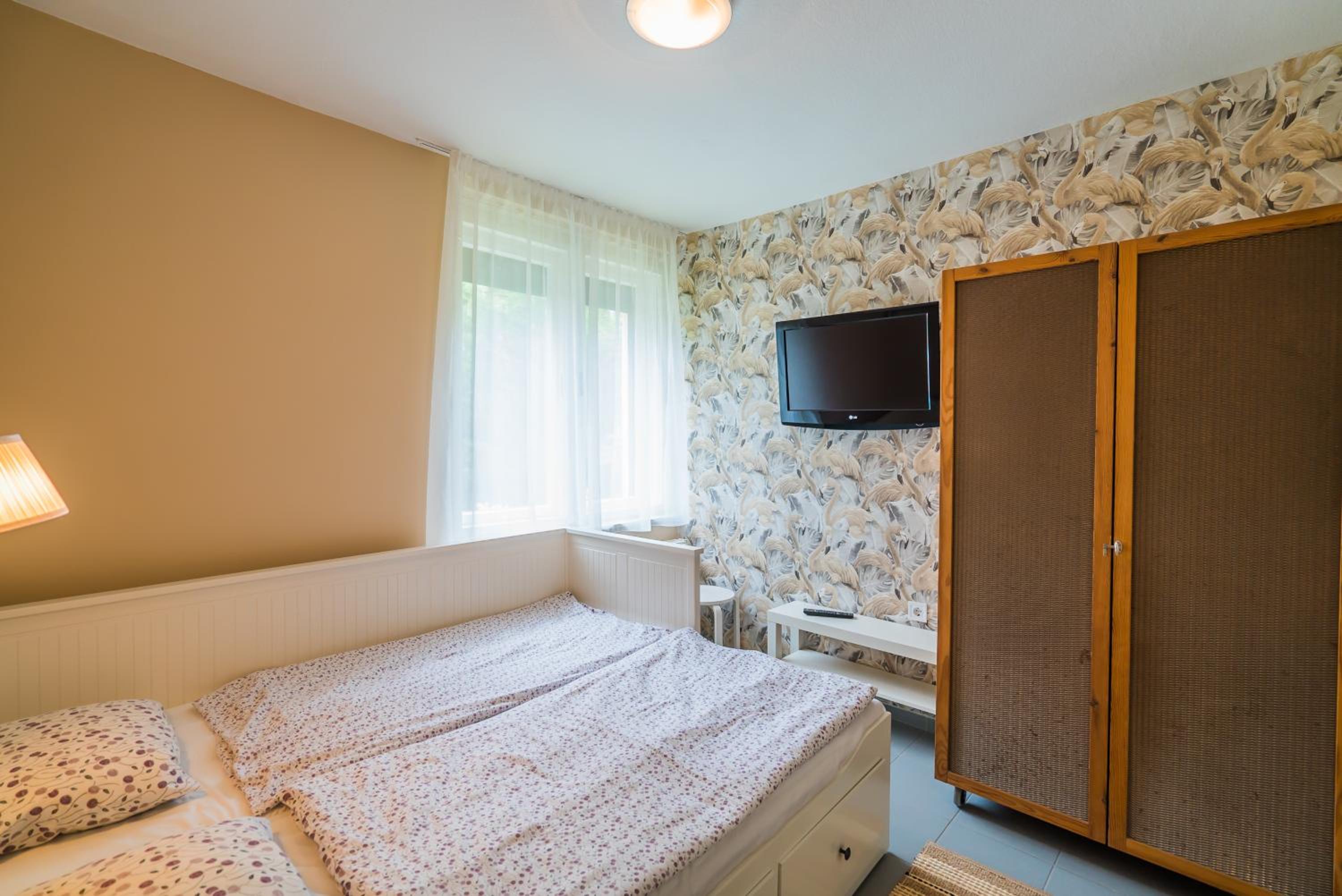 Five-Bedroom House - Photo 15
