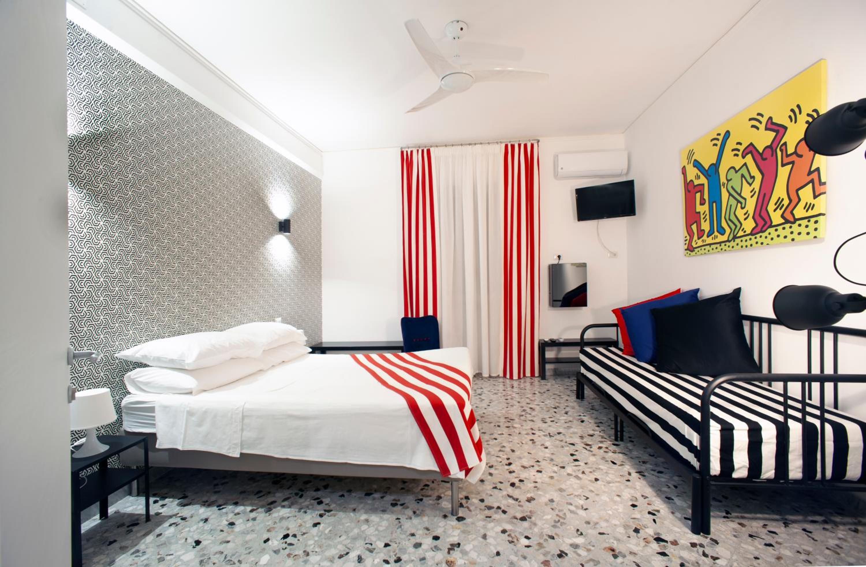 Quadruple Room with Private Bathroom - Photo 5