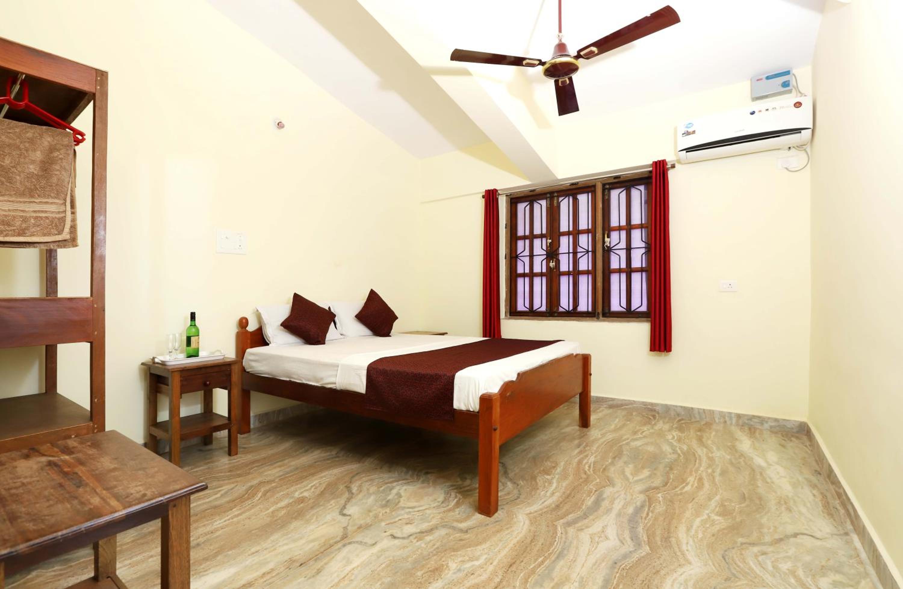 Studio Apartment photo 1