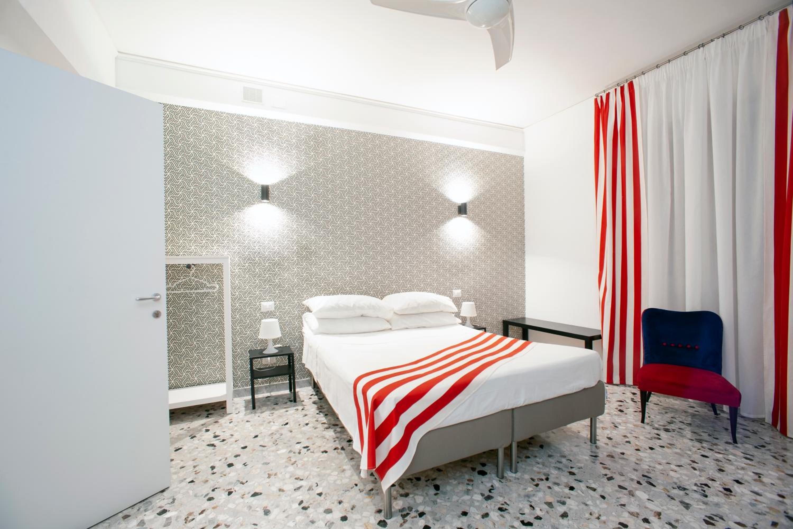 Quadruple Room with Private Bathroom - Photo 3
