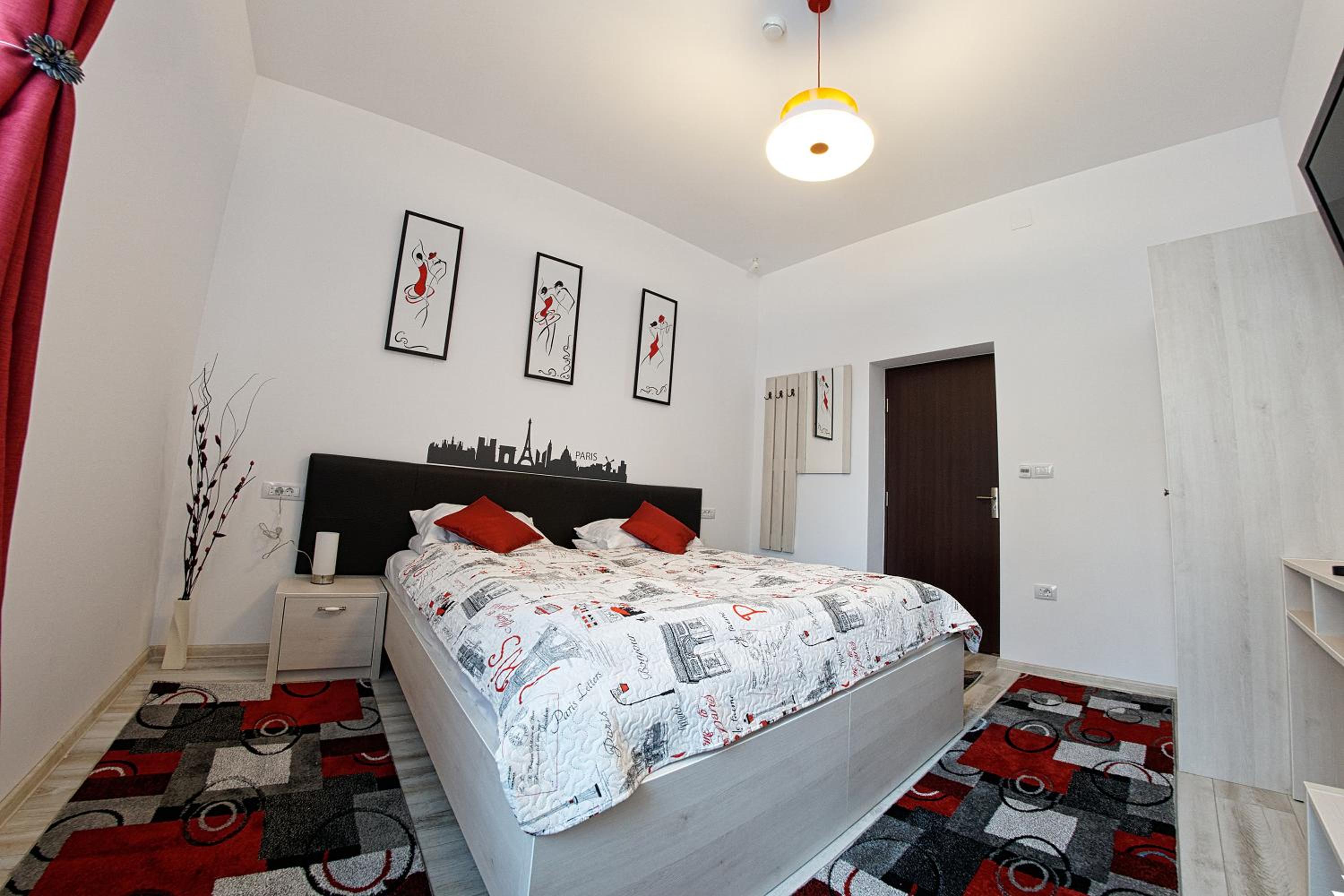 Double or Twin Room with Bathroom - Photo 4