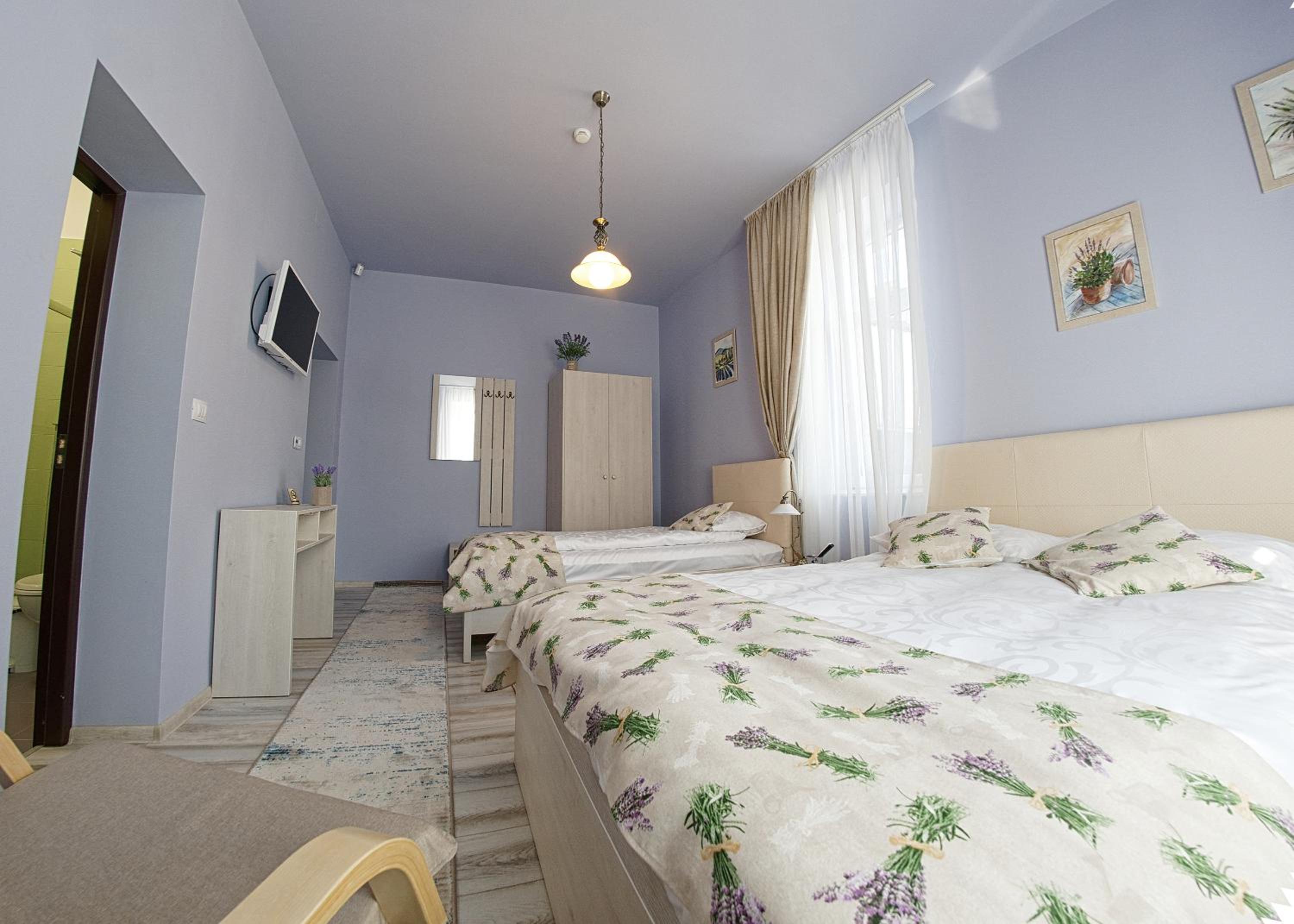 Triple Room with Bathroom - Photo 4