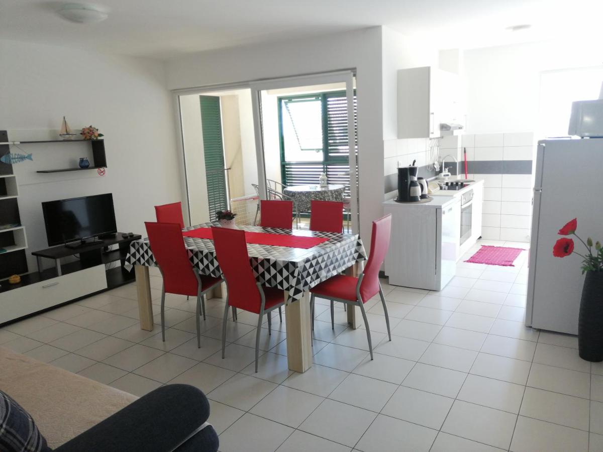 Comfort Two-Bedroom Apartment with Balcony and Sea View - Photo 10