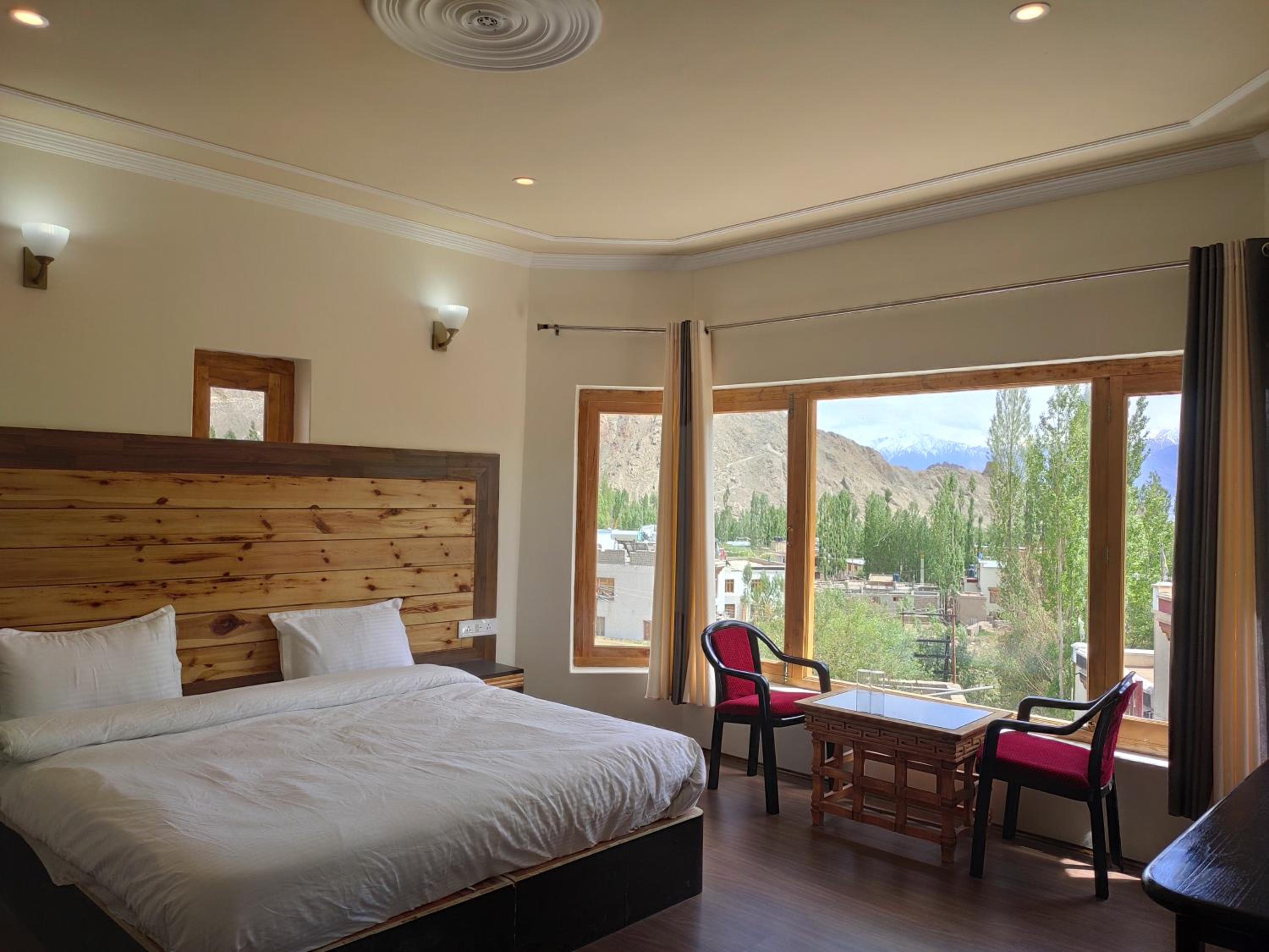 Deluxe Double or Twin Room with Mountain View