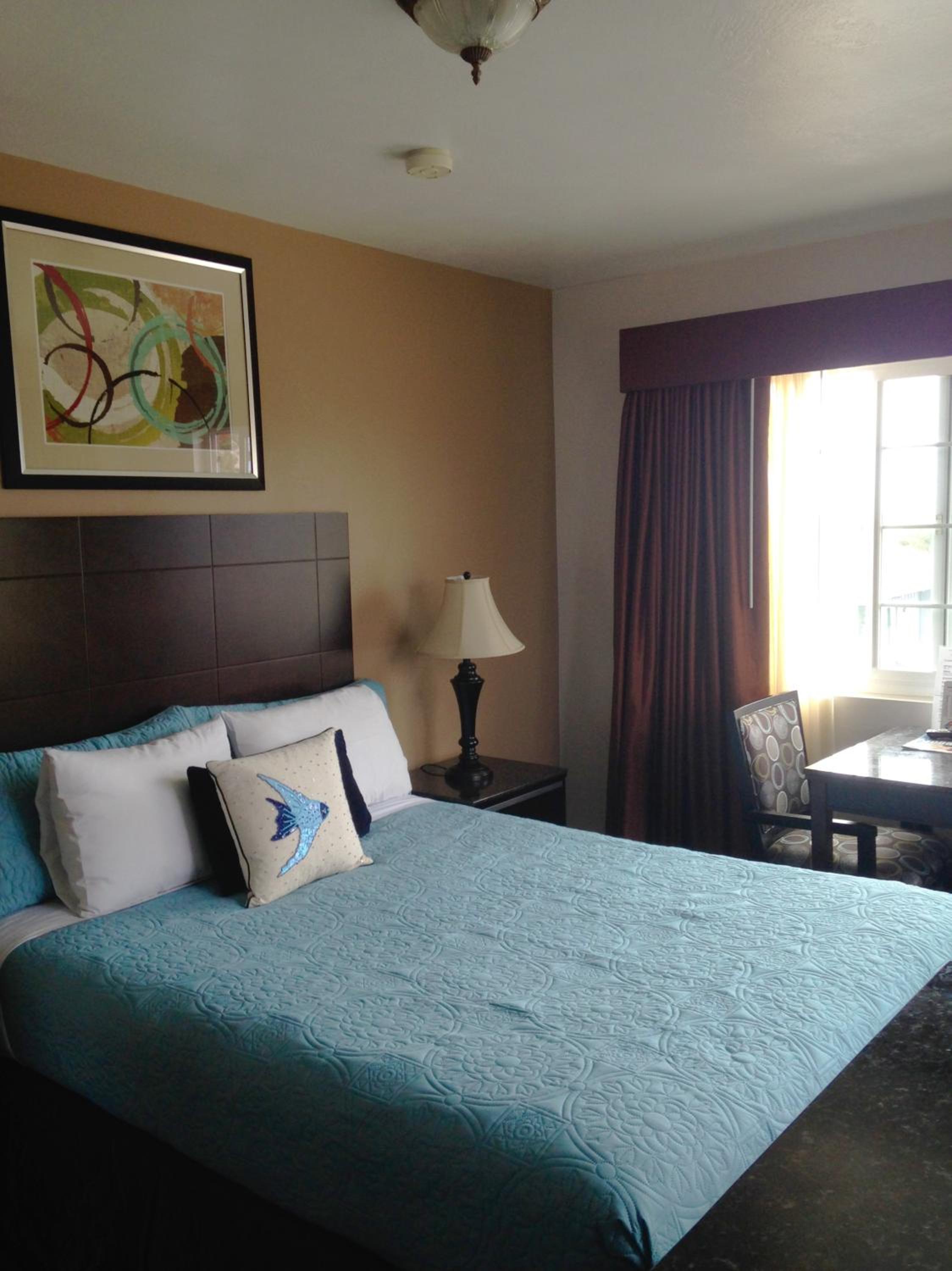 Queen Room with View - Photo 1