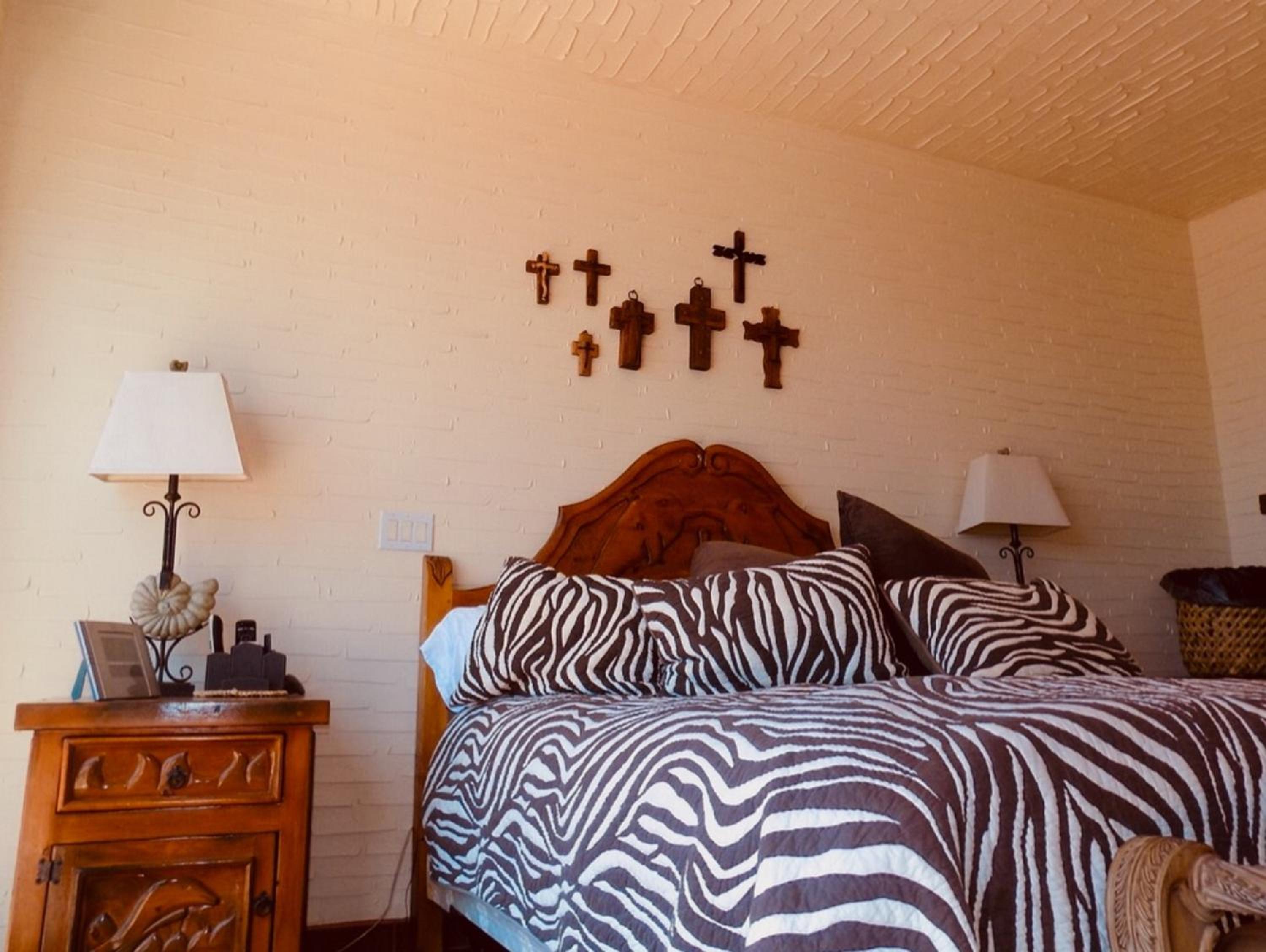 Three-Bedroom House - Photo 3