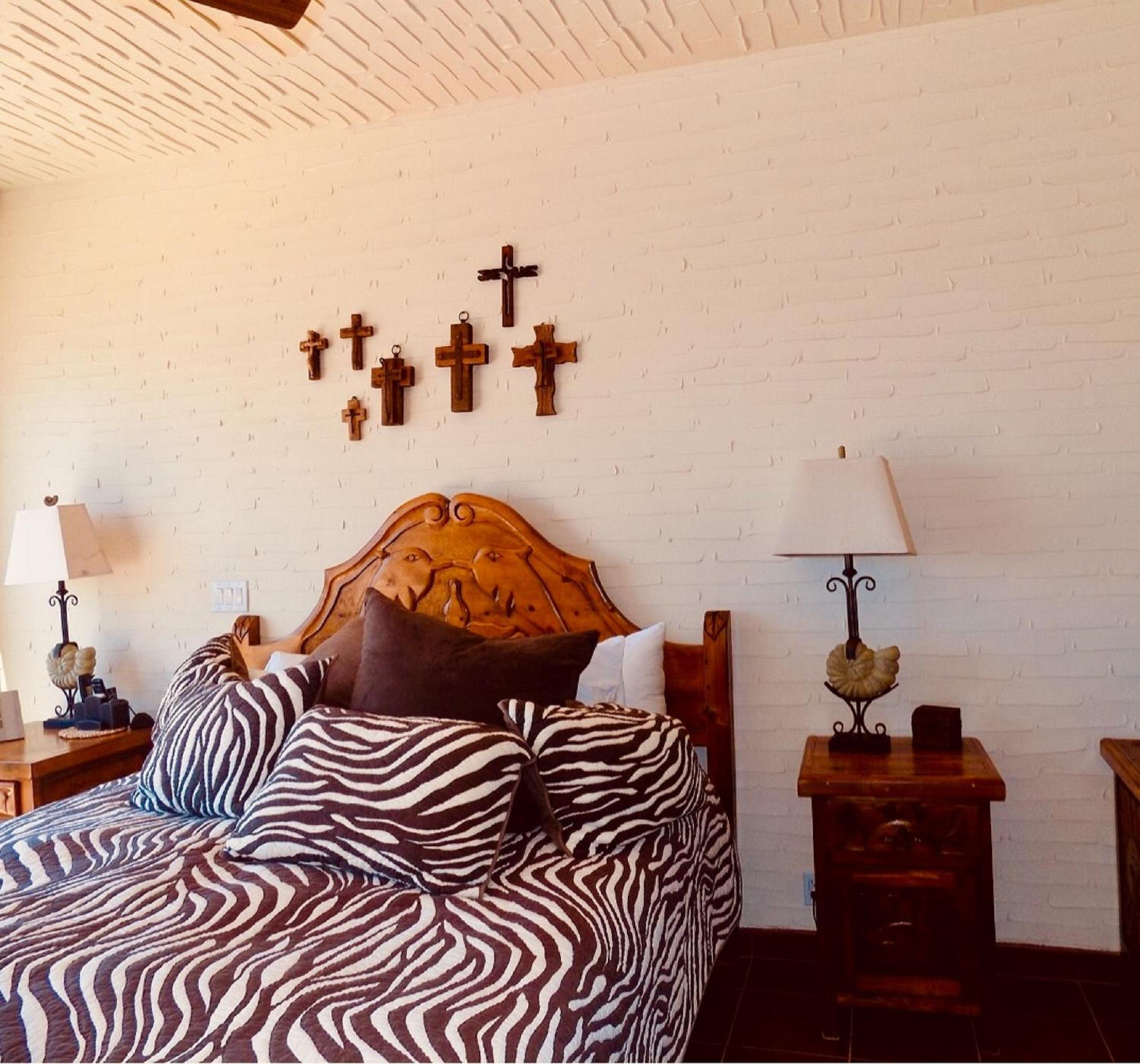 Three-Bedroom House - Photo 2